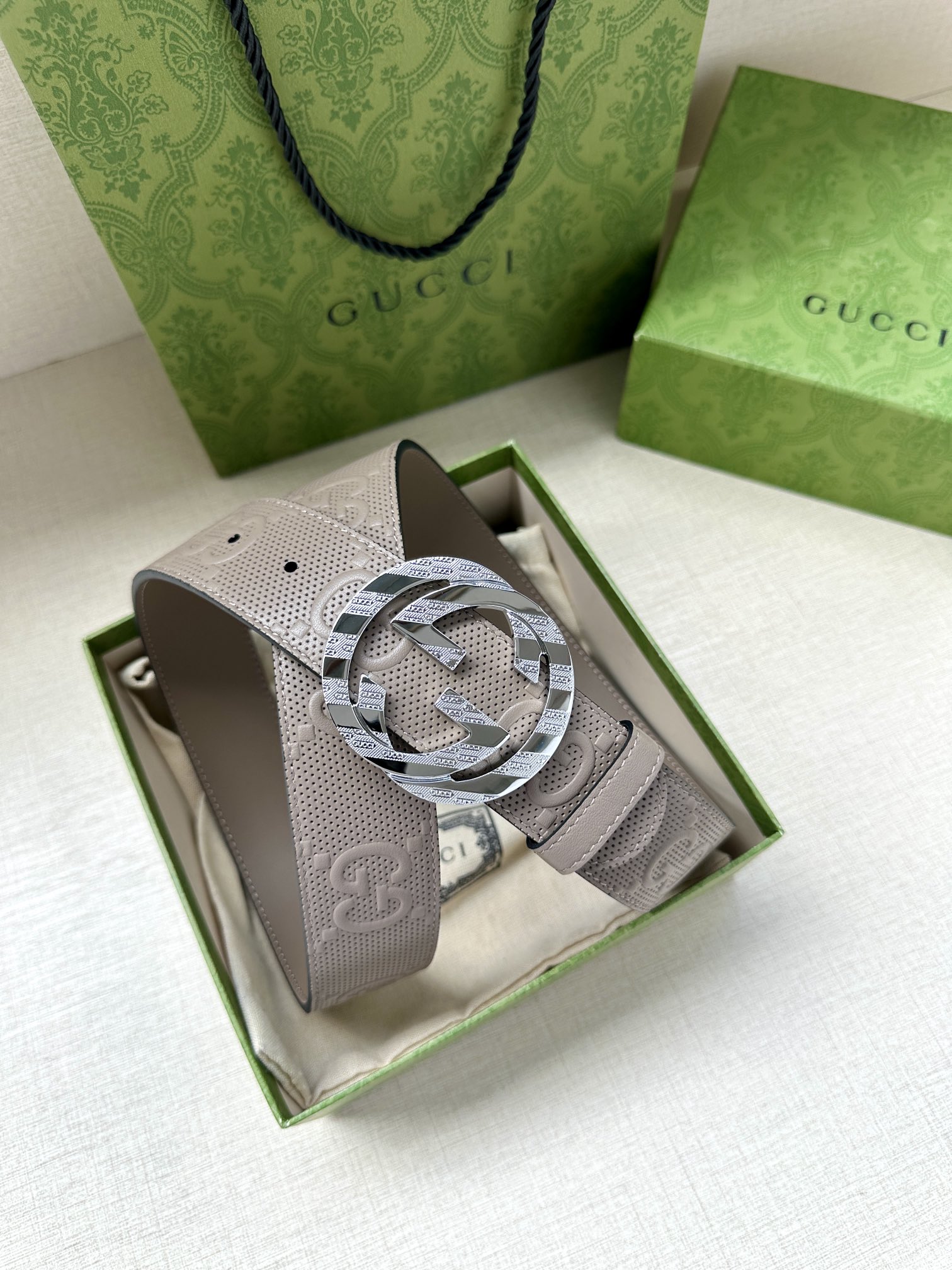 GUCCI 宽度4.0cm 这款单品将品牌的过去与未来贯通在一起，以现代风格的全新设计诠释了经典设计元素