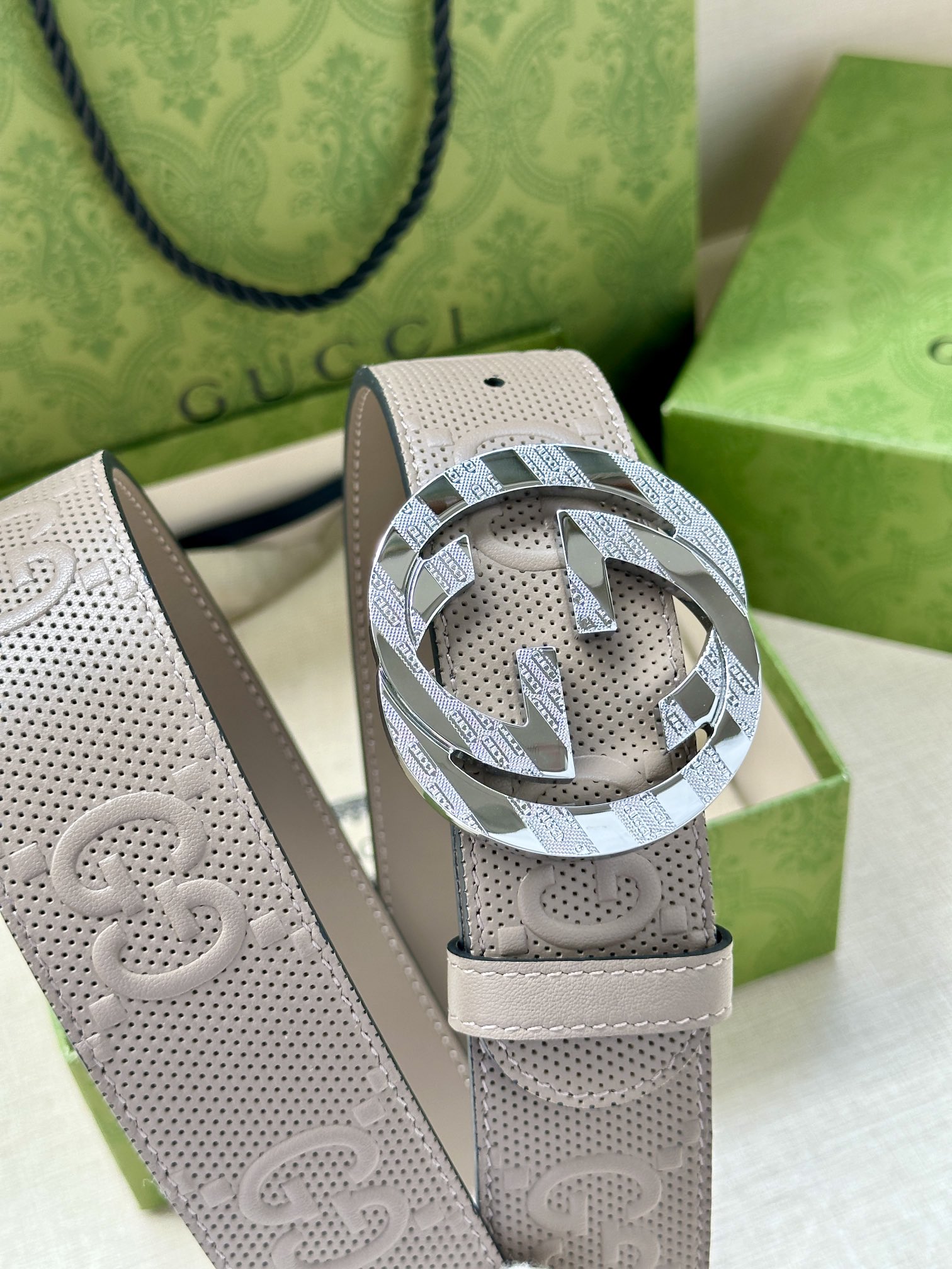 GUCCI 宽度4.0cm 这款单品将品牌的过去与未来贯通在一起，以现代风格的全新设计诠释了经典设计元素