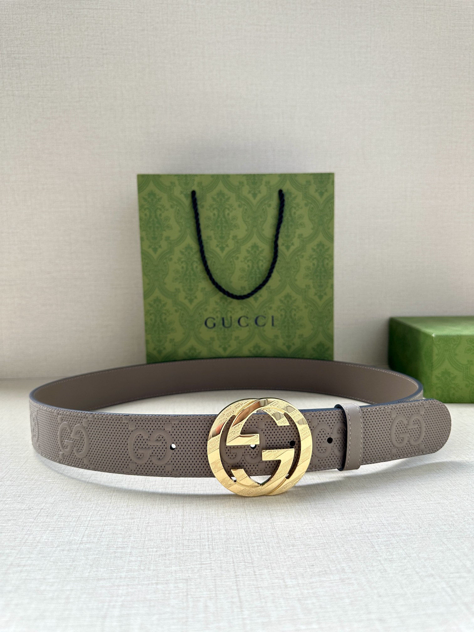 GUCCI 宽度4.0cm 这款单品将品牌的过去与未来贯通在一起，以现代风格的全新设计诠释了经典设计元素