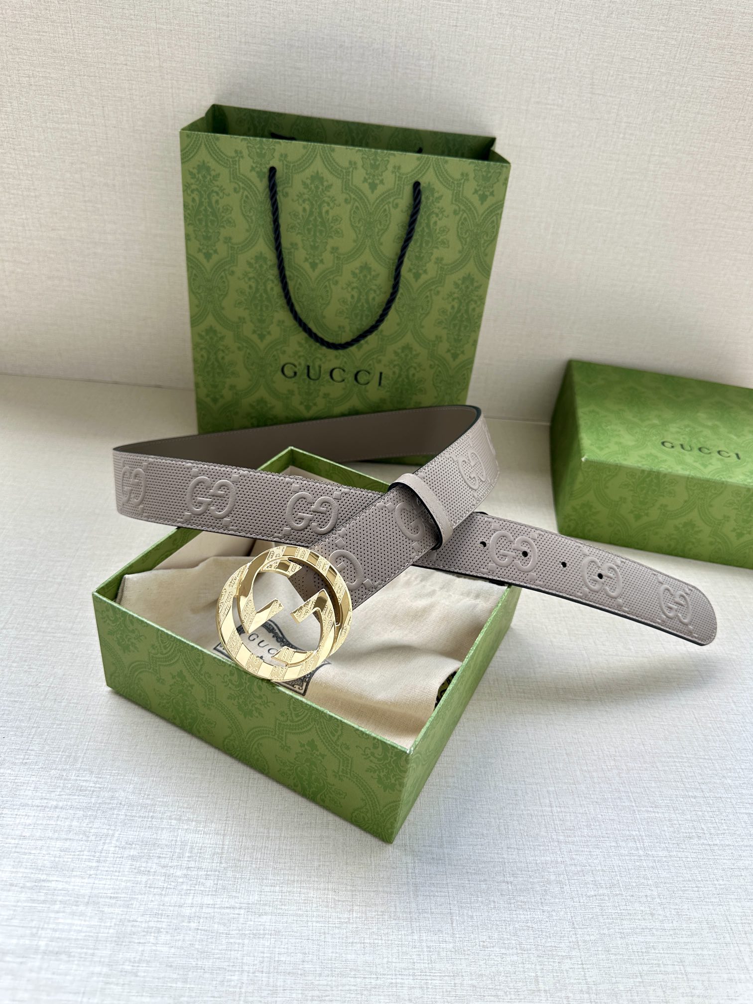 GUCCI 宽度4.0cm 这款单品将品牌的过去与未来贯通在一起，以现代风格的全新设计诠释了经典设计元素