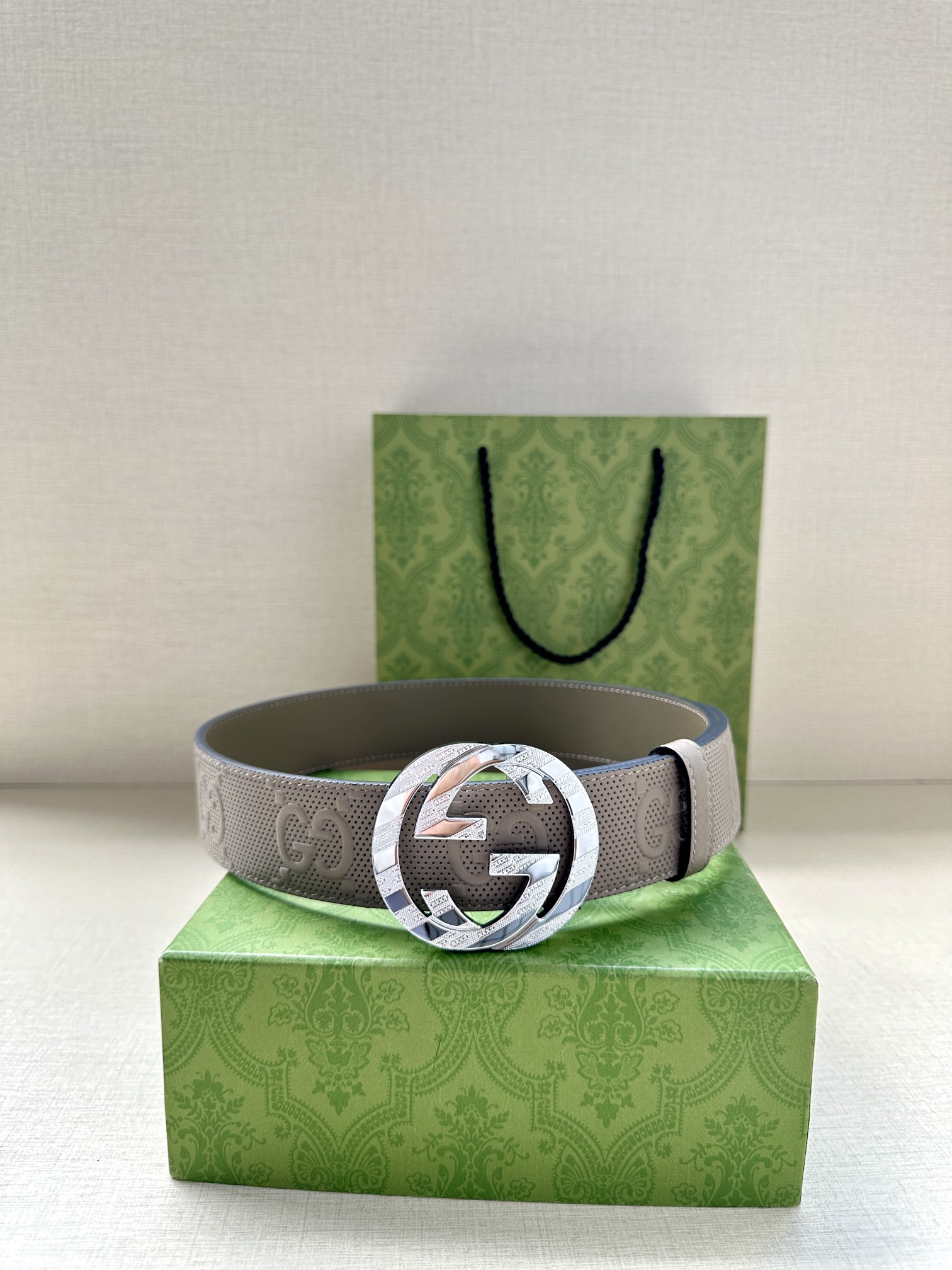 GUCCI 宽度4.0cm 这款单品将品牌的过去与未来贯通在一起，以现代风格的全新设计诠释了经典设计元素