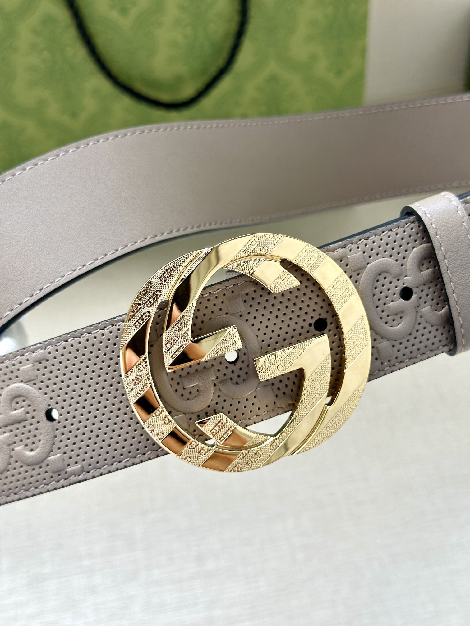 GUCCI 宽度4.0cm 这款单品将品牌的过去与未来贯通在一起，以现代风格的全新设计诠释了经典设计元素