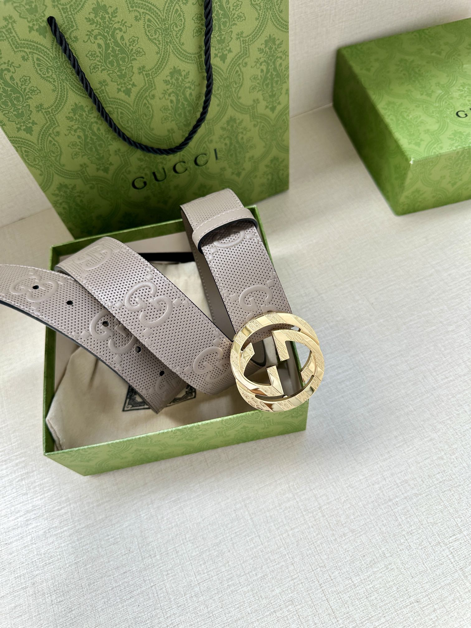 GUCCI 宽度4.0cm 这款单品将品牌的过去与未来贯通在一起，以现代风格的全新设计诠释了经典设计元素