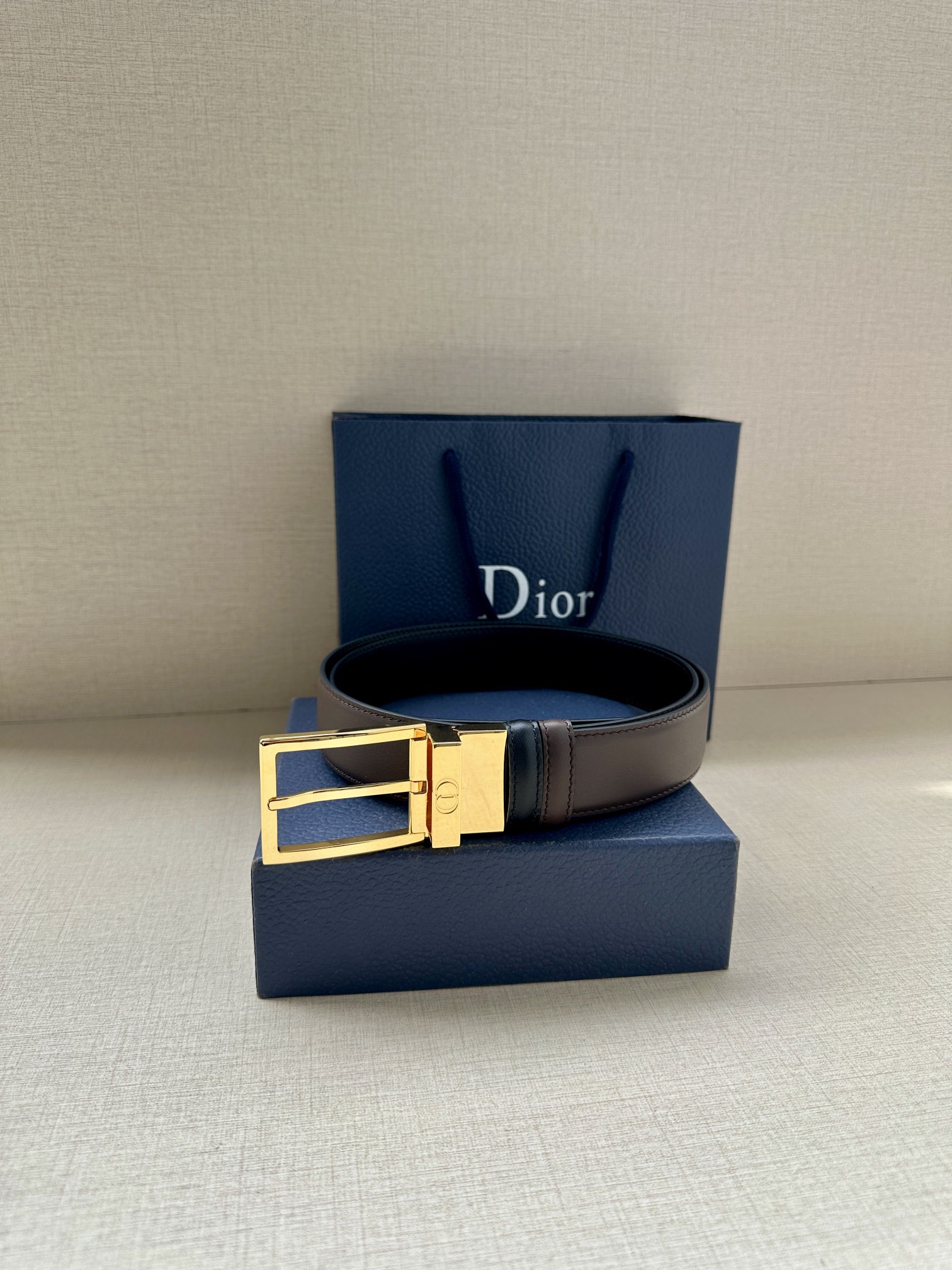 宽度3.5cm 这款35毫米腰带融合优雅气质与摩登风范。双面设计，一面为黑色光滑牛皮革，另一面为棕色纯色