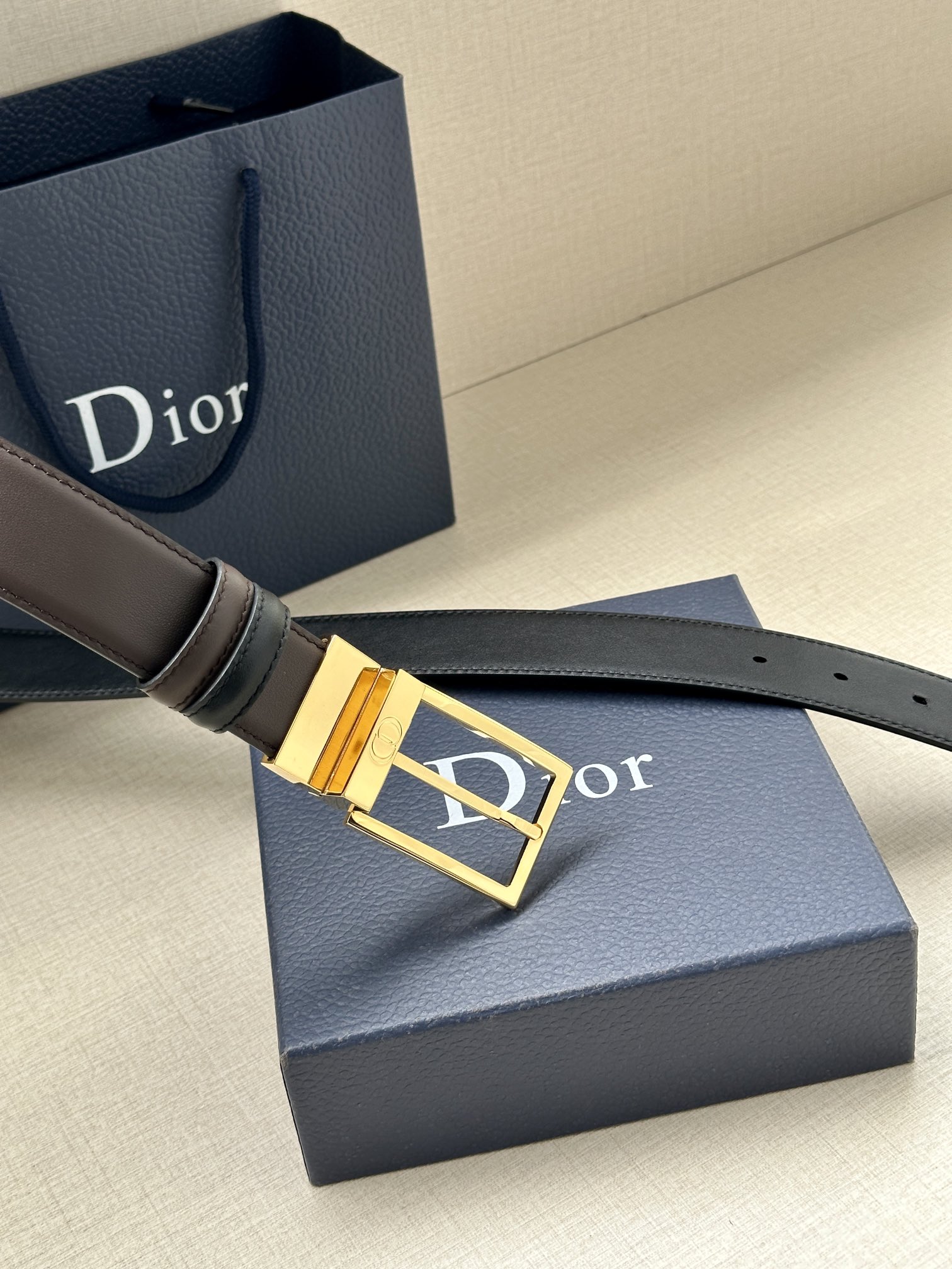 宽度3.5cm 这款35毫米腰带融合优雅气质与摩登风范。双面设计，一面为黑色光滑牛皮革，另一面为棕色纯色