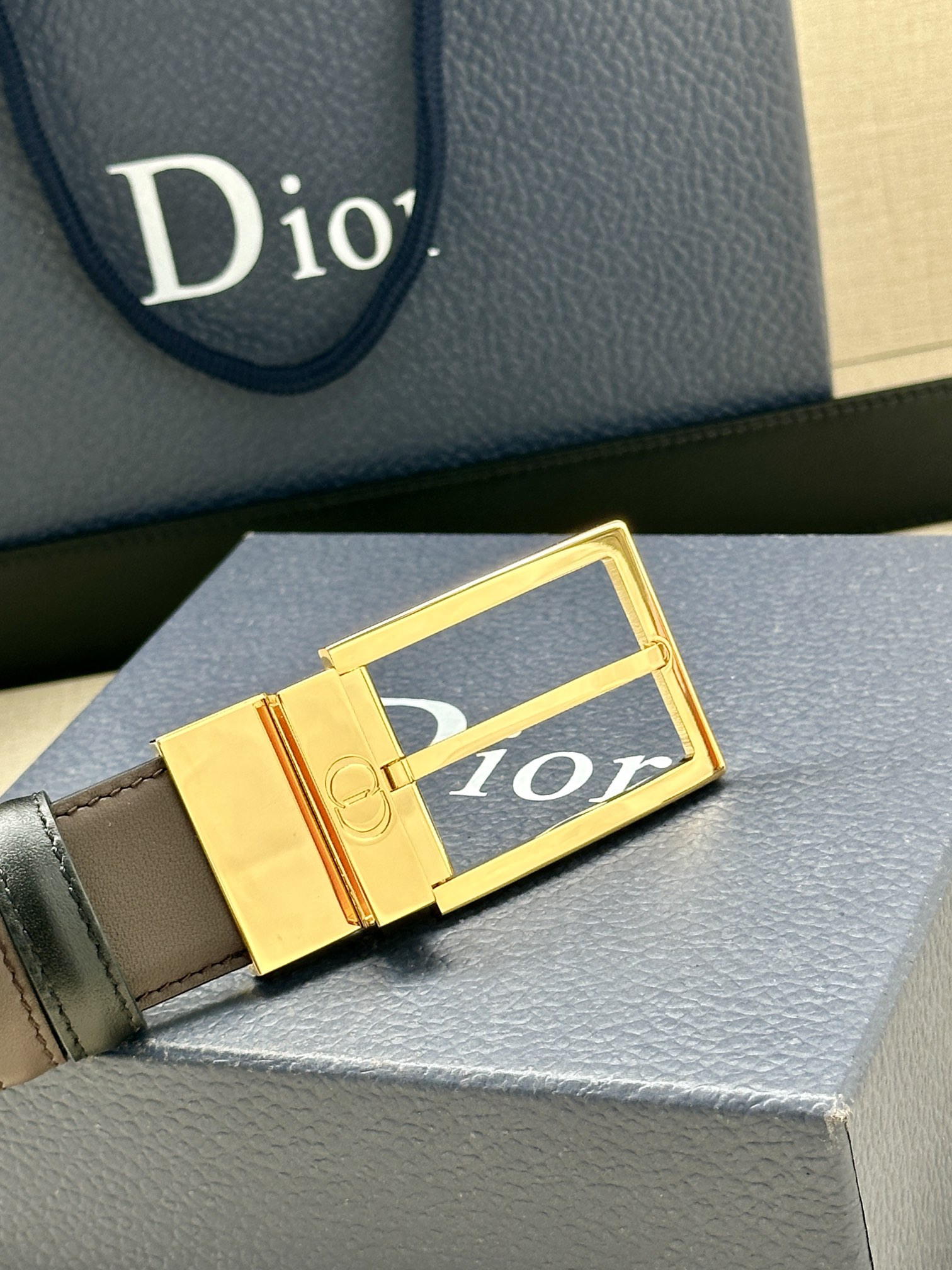 宽度3.5cm 这款35毫米腰带融合优雅气质与摩登风范。双面设计，一面为黑色光滑牛皮革，另一面为棕色纯色