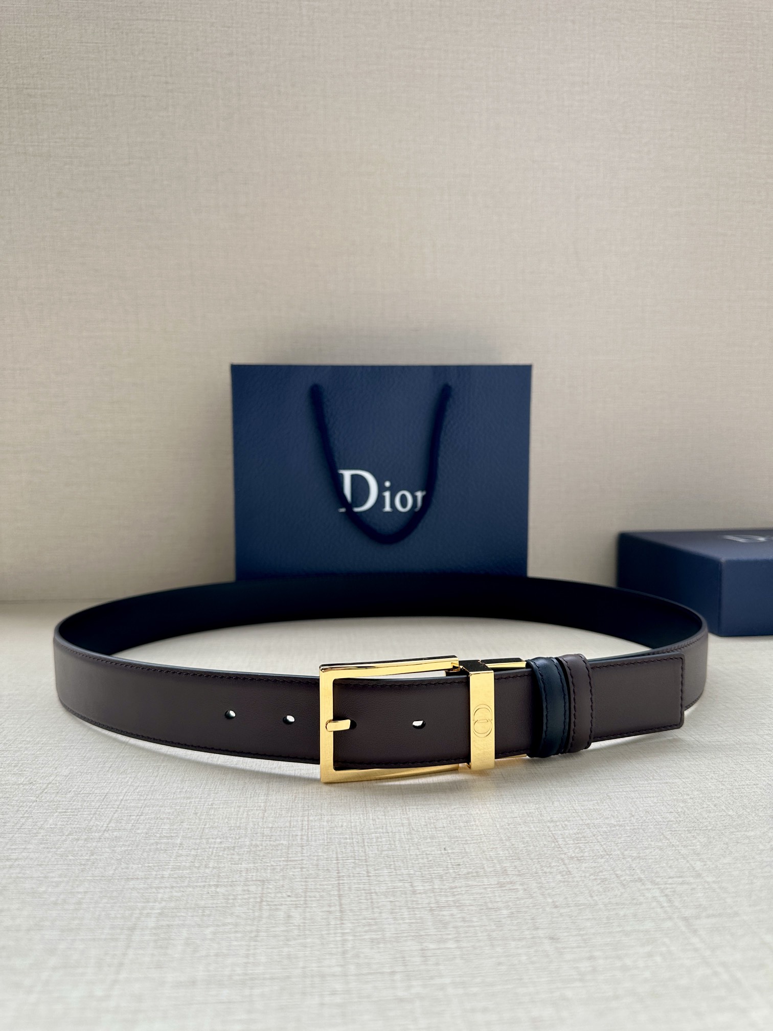 宽度3.5cm 这款35毫米腰带融合优雅气质与摩登风范。双面设计，一面为黑色光滑牛皮革，另一面为棕色纯色