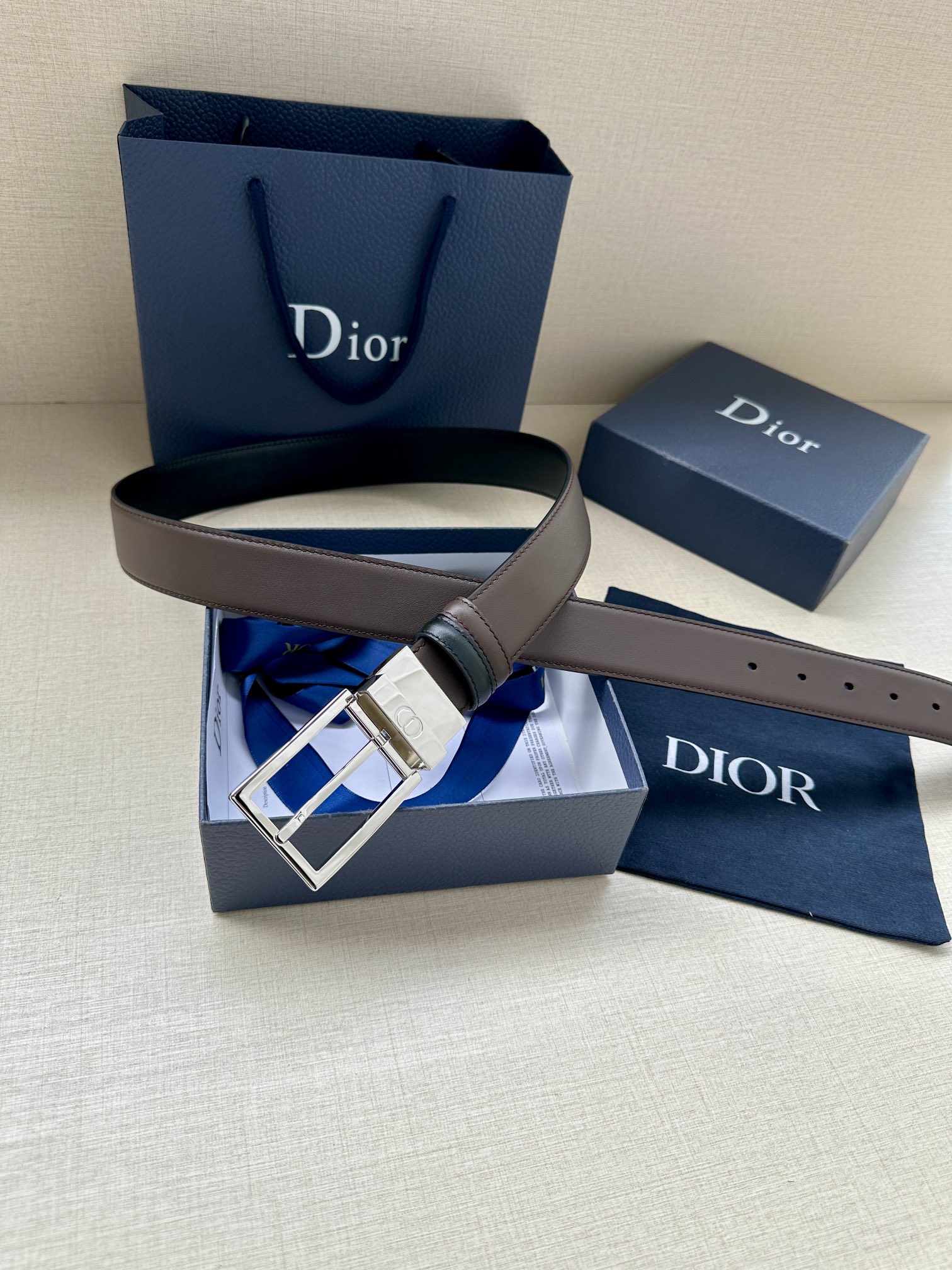 宽度3.5cm 这款35毫米腰带融合优雅气质与摩登风范。双面设计，一面为黑色光滑牛皮革，另一面为棕色纯色