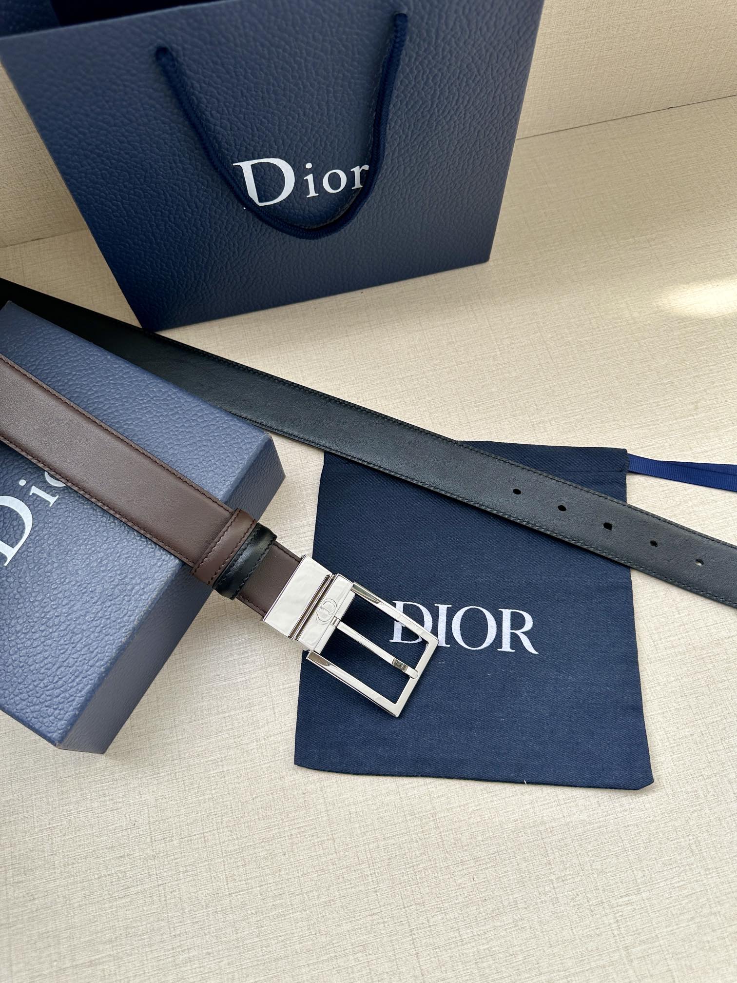 宽度3.5cm 这款35毫米腰带融合优雅气质与摩登风范。双面设计，一面为黑色光滑牛皮革，另一面为棕色纯色