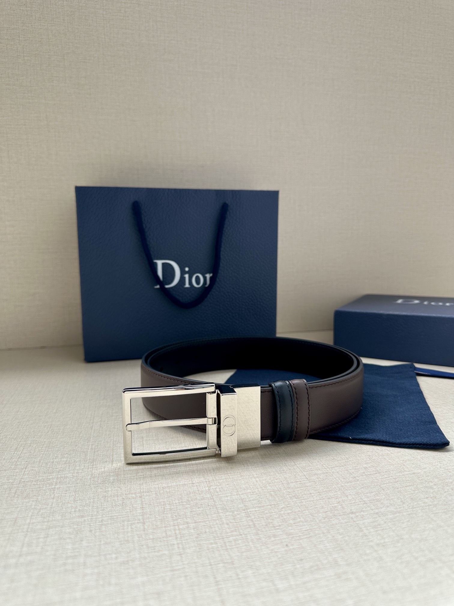 宽度3.5cm 这款35毫米腰带融合优雅气质与摩登风范。双面设计，一面为黑色光滑牛皮革，另一面为棕色纯色