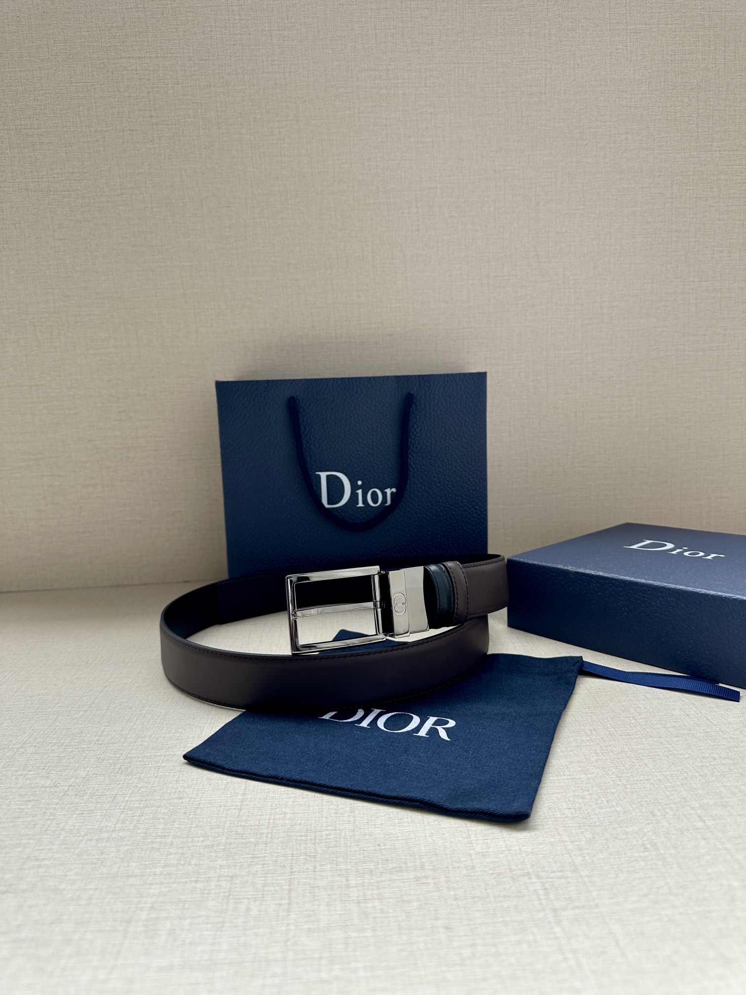 宽度3.5cm 这款35毫米腰带融合优雅气质与摩登风范。双面设计，一面为黑色光滑牛皮革，另一面为棕色纯色