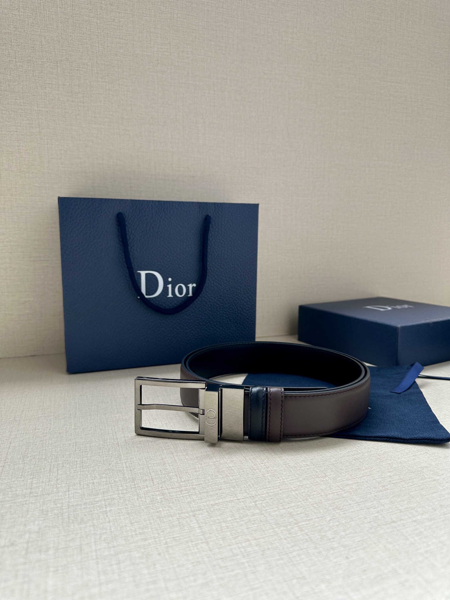 宽度3.5cm 这款35毫米腰带融合优雅气质与摩登风范。双面设计，一面为黑色光滑牛皮革，另一面为棕色纯色