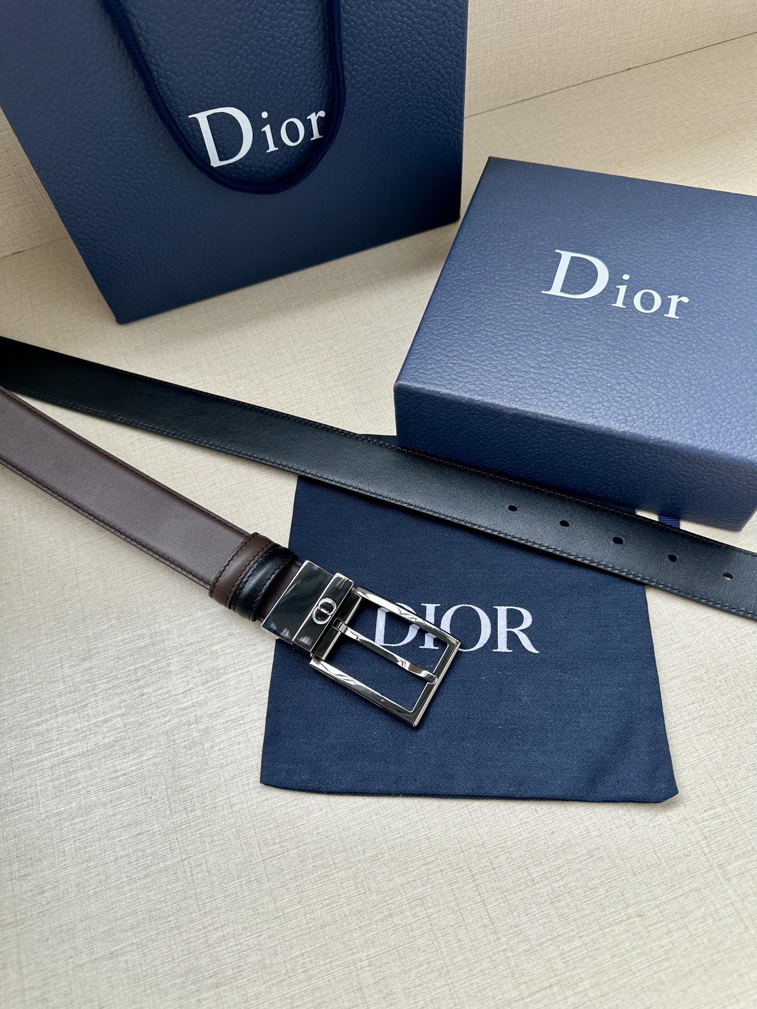 宽度3.5cm 这款35毫米腰带融合优雅气质与摩登风范。双面设计，一面为黑色光滑牛皮革，另一面为棕色纯色