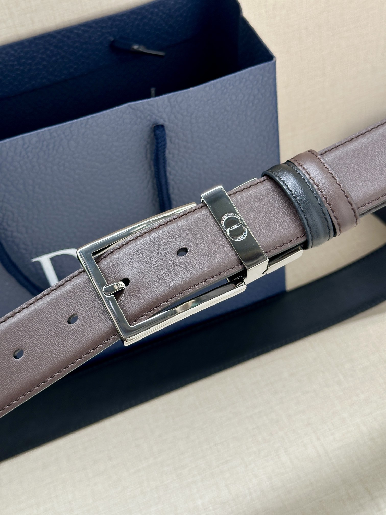 宽度3.5cm 这款35毫米腰带融合优雅气质与摩登风范。双面设计，一面为黑色光滑牛皮革，另一面为棕色纯色