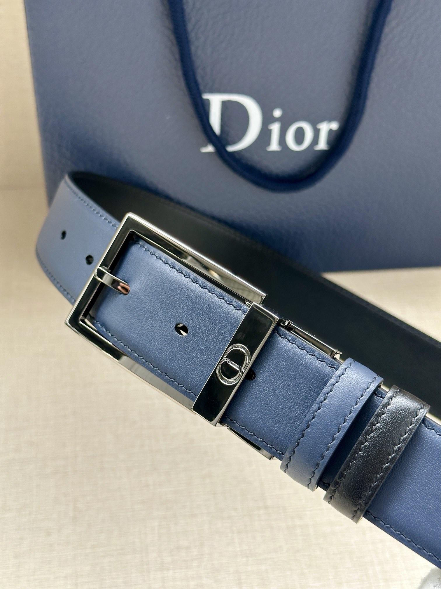 宽度3.5cm 这款35毫米腰带融合优雅气质与摩登风范。双面设计，一面为黑色光滑牛皮革，另一面为棕色纯色