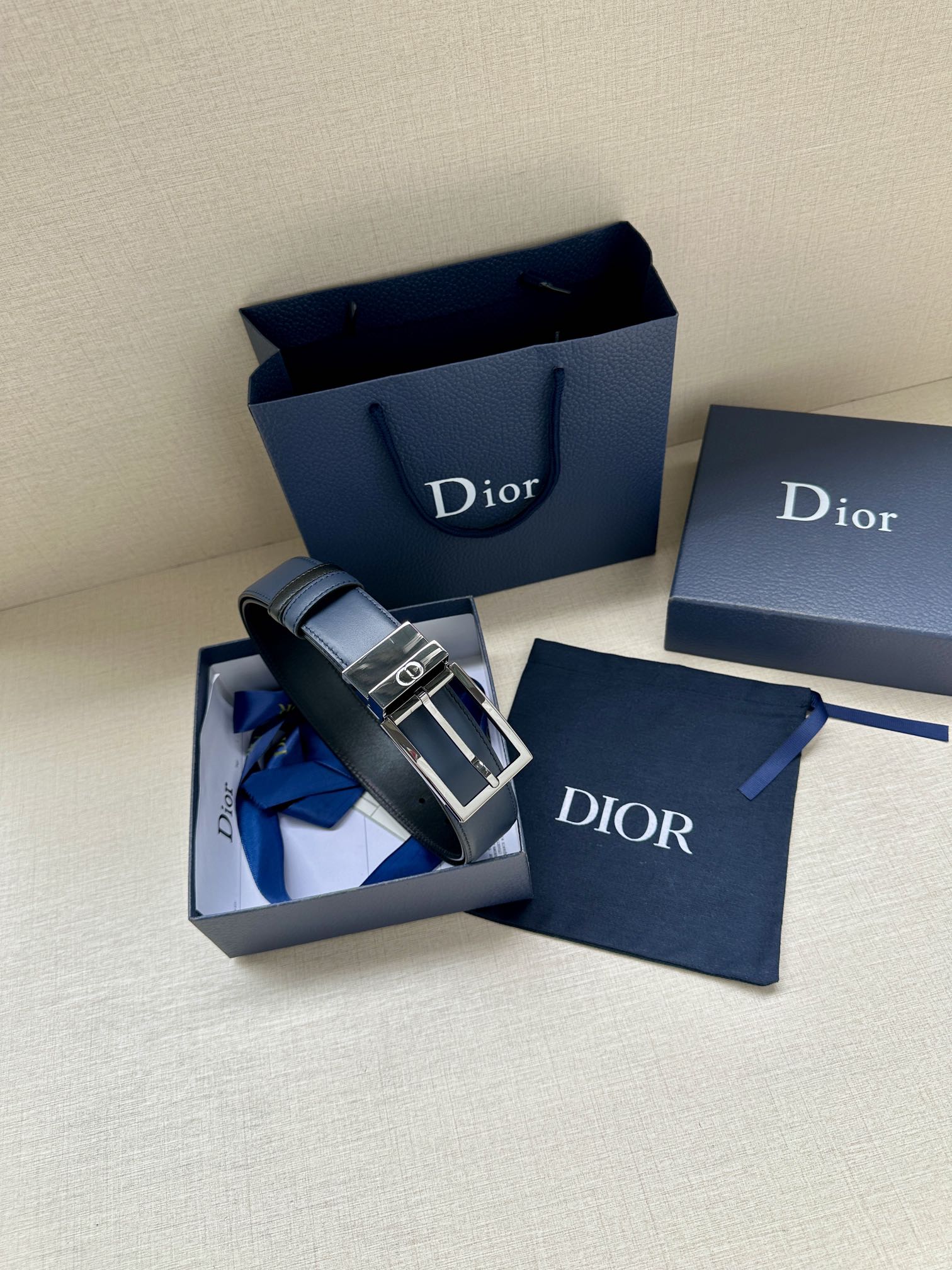 宽度3.5cm 这款35毫米腰带融合优雅气质与摩登风范。双面设计，一面为黑色光滑牛皮革，另一面为棕色纯色