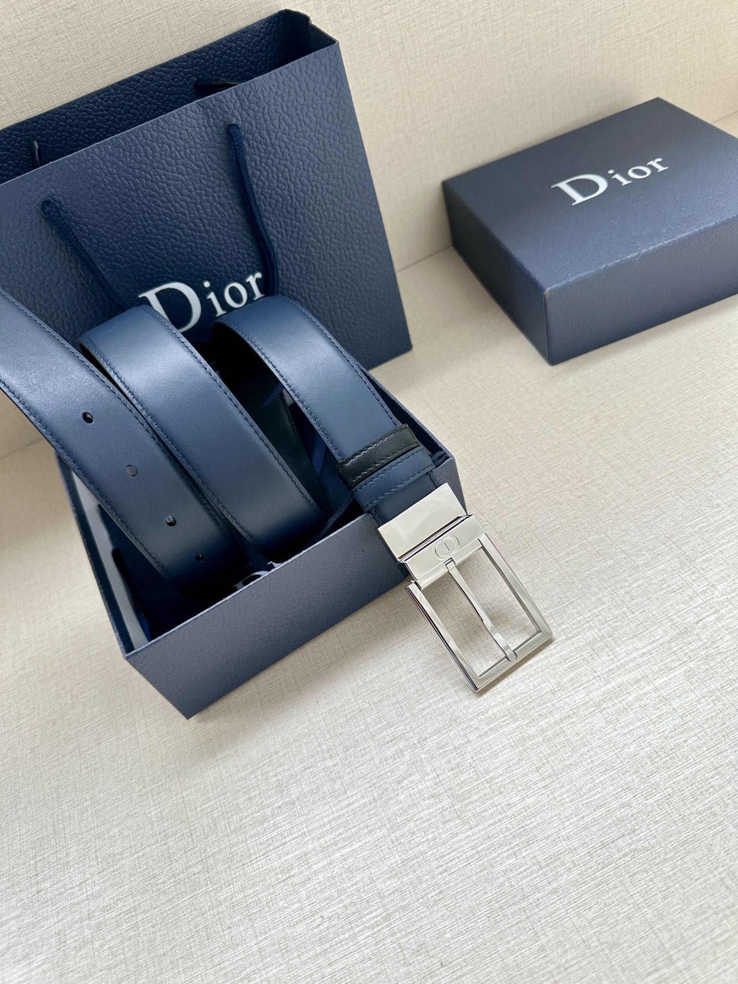 宽度3.5cm 这款35毫米腰带融合优雅气质与摩登风范。双面设计，一面为黑色光滑牛皮革，另一面为棕色纯色