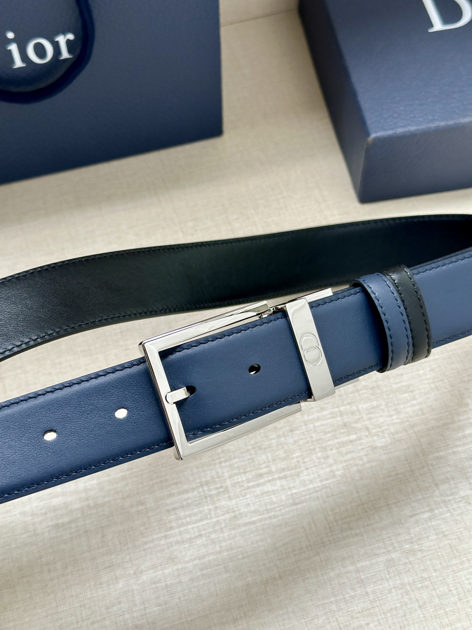 宽度3.5cm 这款35毫米腰带融合优雅气质与摩登风范。双面设计，一面为黑色光滑牛皮革，另一面为棕色纯色