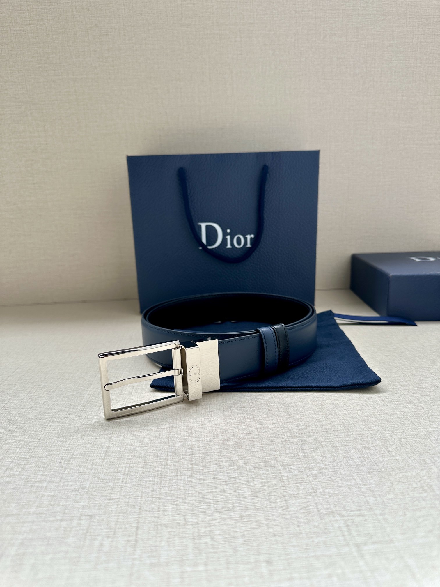 宽度3.5cm 这款35毫米腰带融合优雅气质与摩登风范。双面设计，一面为黑色光滑牛皮革，另一面为棕色纯色