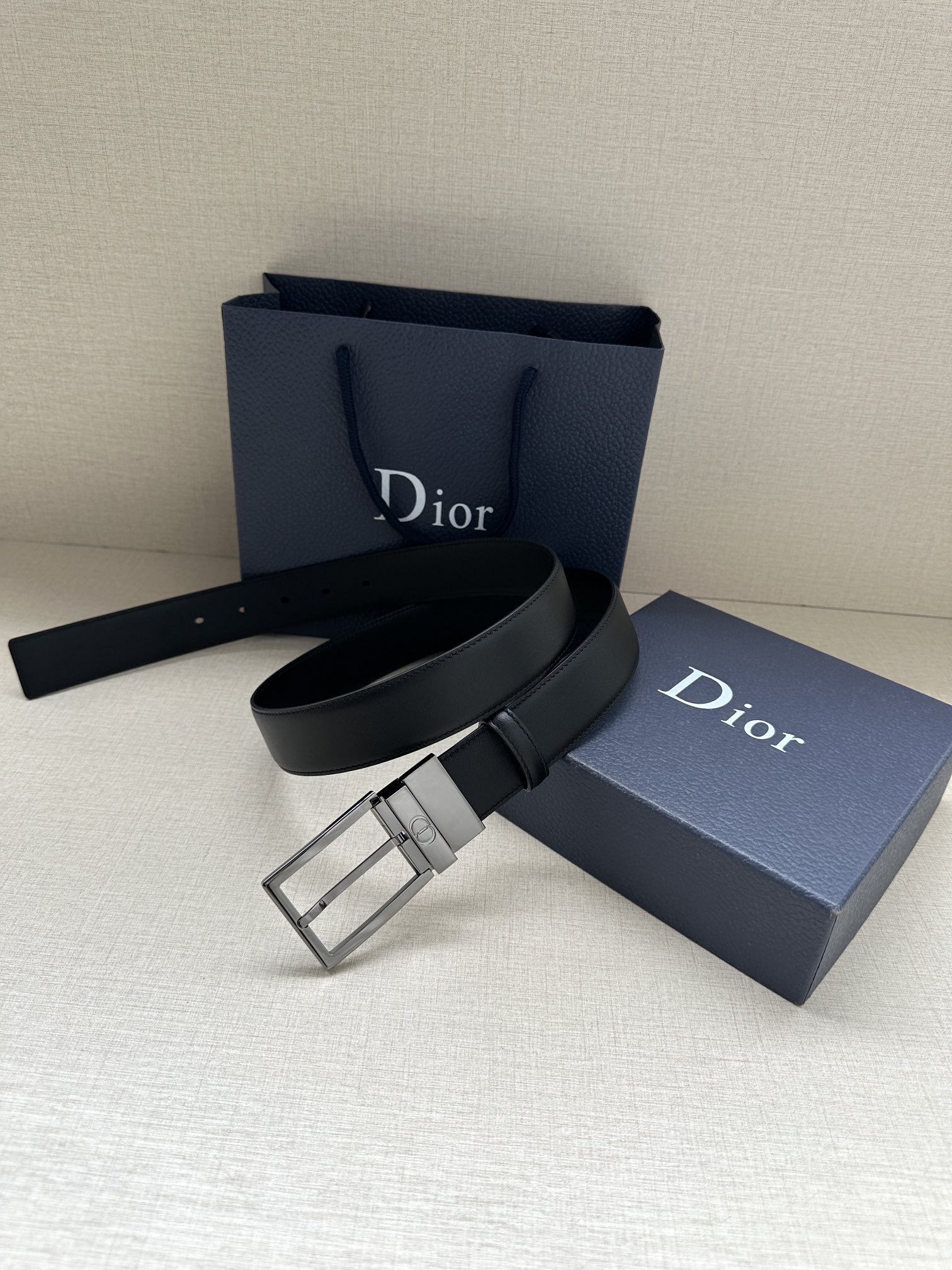 宽度3.5cm 这款35毫米腰带融合优雅气质与摩登风范。双面设计，一面为黑色光滑牛皮革，另一面为棕色纯色