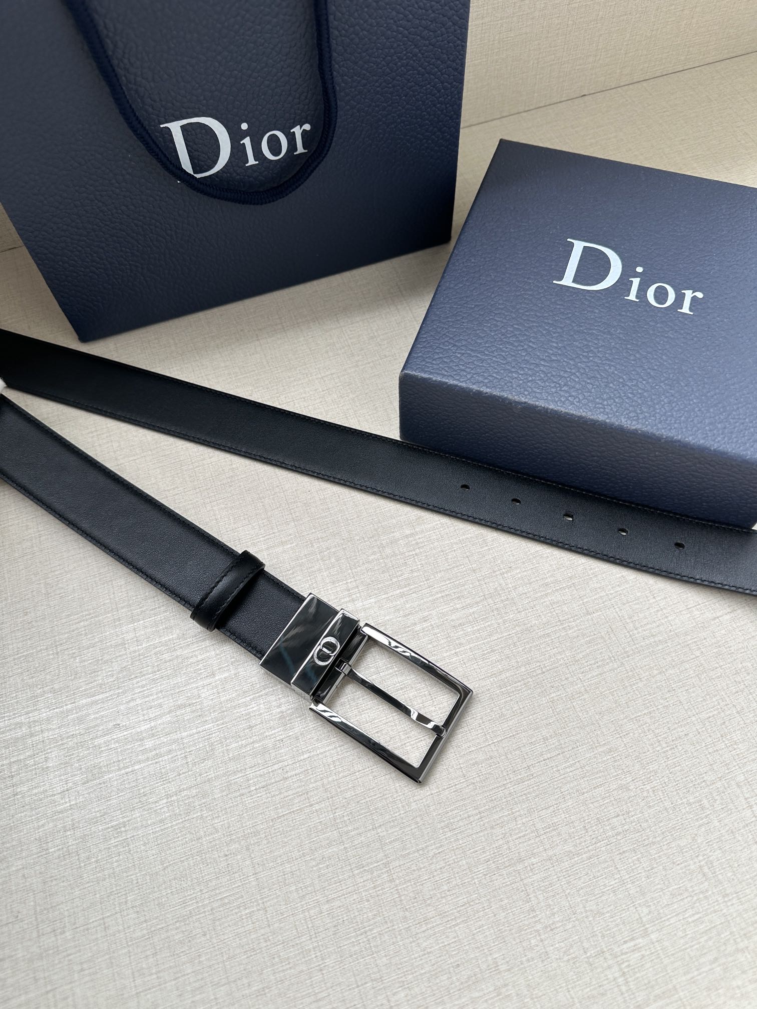 宽度3.5cm 这款35毫米腰带融合优雅气质与摩登风范。双面设计，一面为黑色光滑牛皮革，另一面为棕色纯色