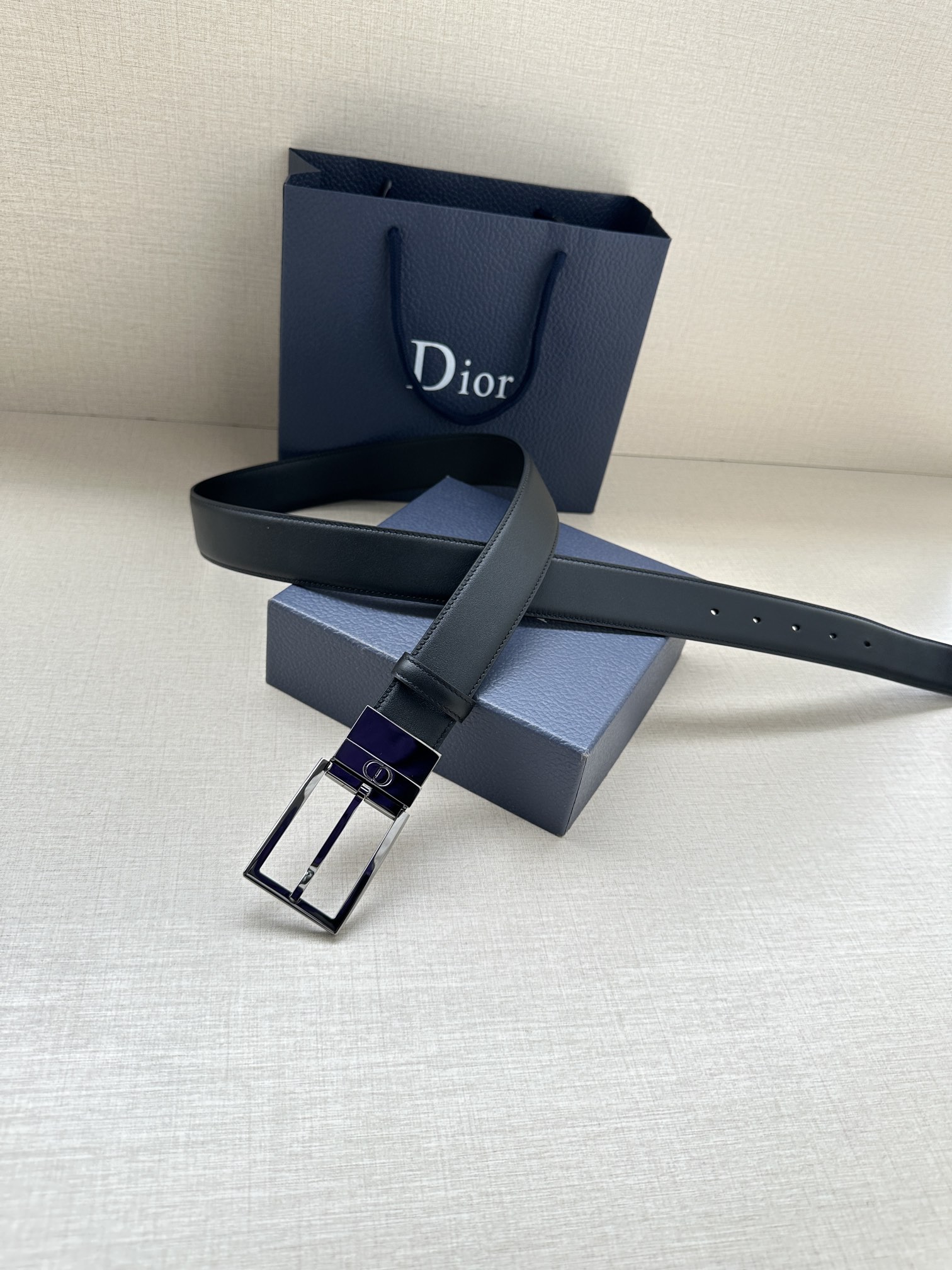 宽度3.5cm 这款35毫米腰带融合优雅气质与摩登风范。双面设计，一面为黑色光滑牛皮革，另一面为棕色纯色