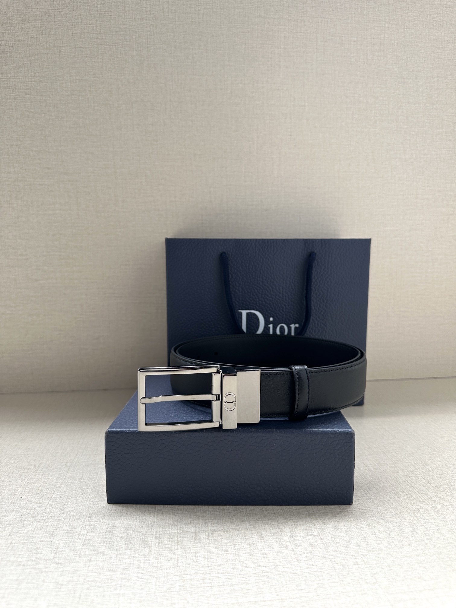 宽度3.5cm 这款35毫米腰带融合优雅气质与摩登风范。双面设计，一面为黑色光滑牛皮革，另一面为棕色纯色