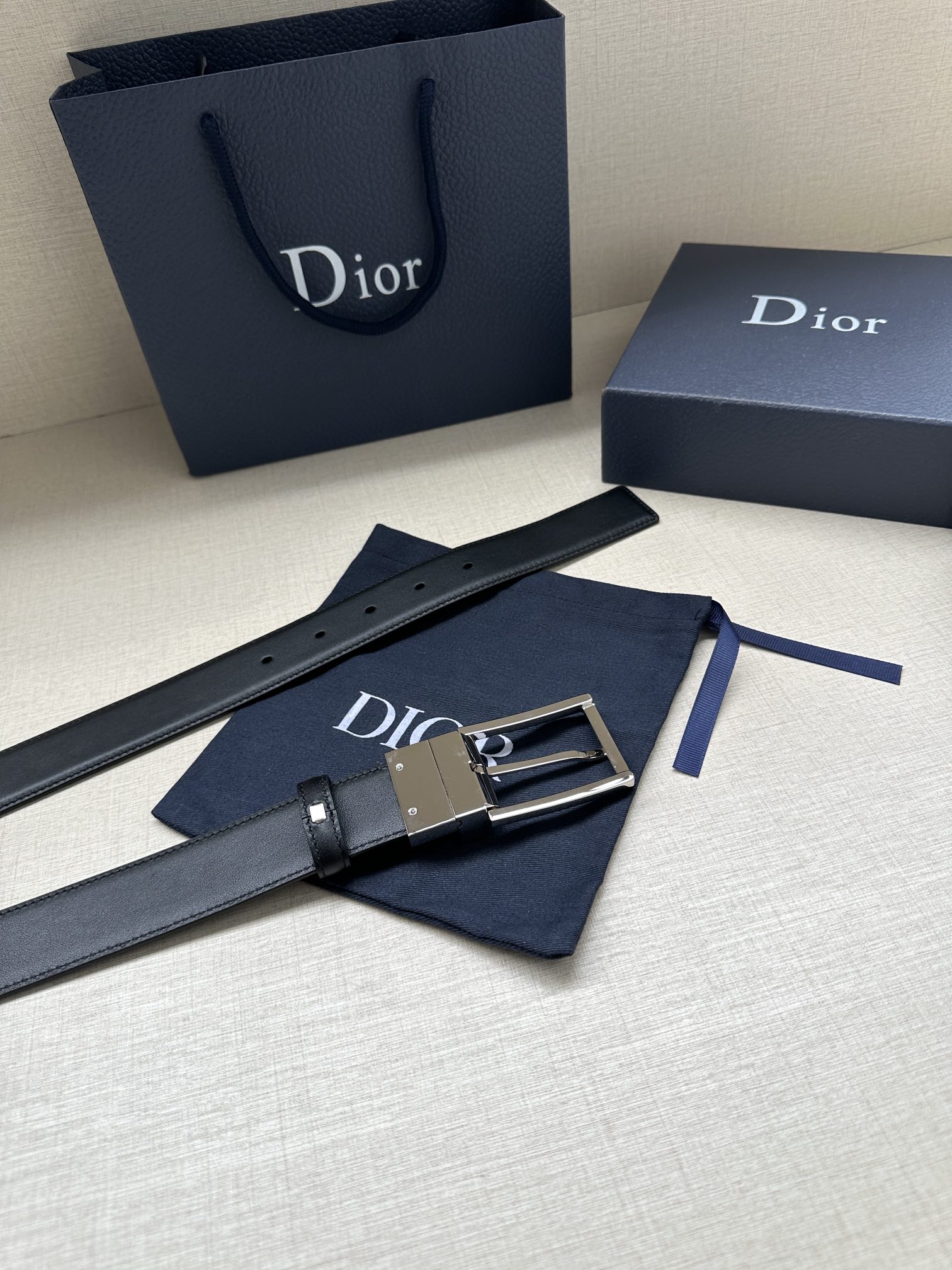 宽度3.5cm 这款35毫米腰带融合优雅气质与摩登风范。双面设计，一面为黑色光滑牛皮革，另一面为棕色纯色