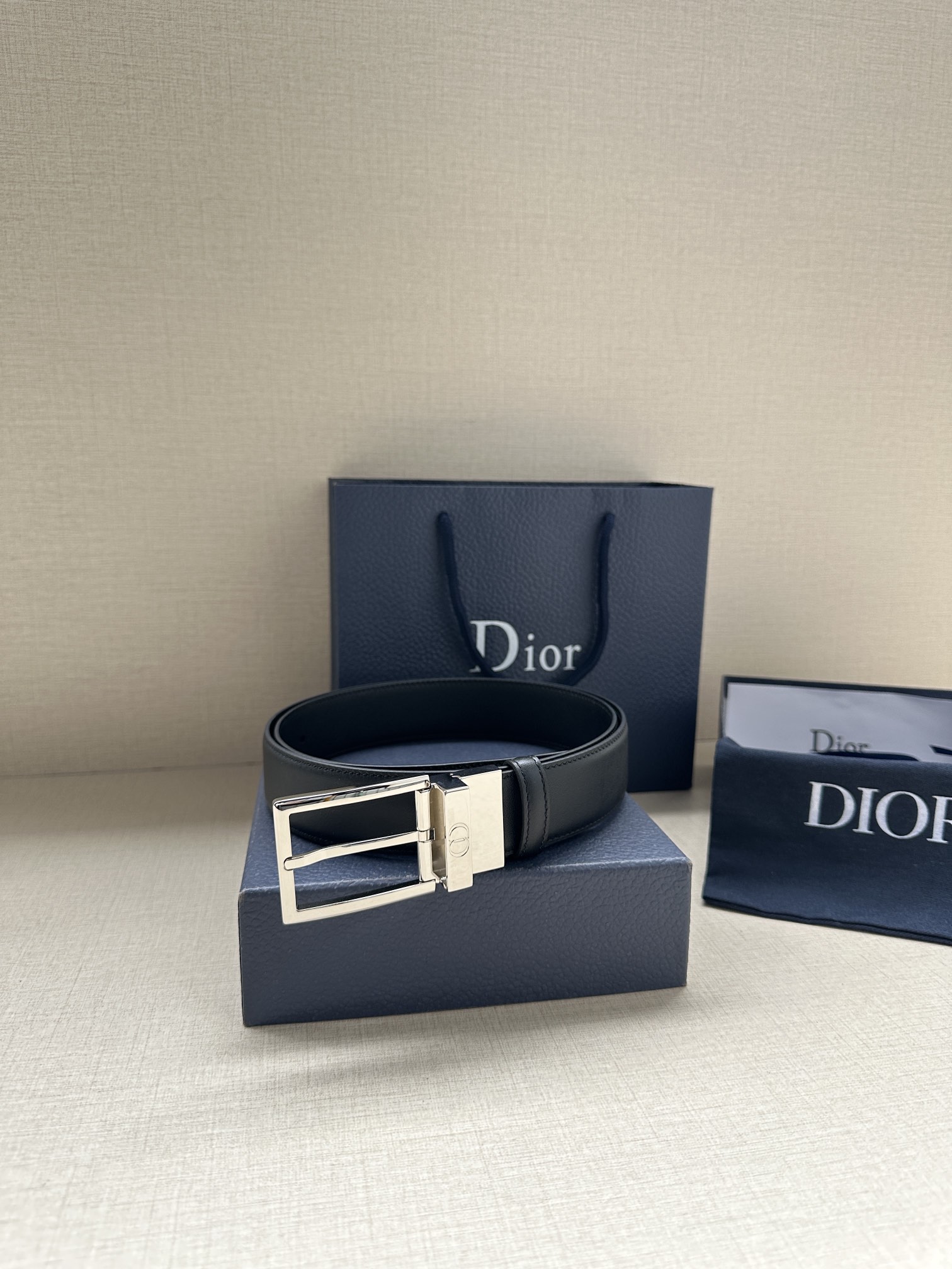 宽度3.5cm 这款35毫米腰带融合优雅气质与摩登风范。双面设计，一面为黑色光滑牛皮革，另一面为棕色纯色