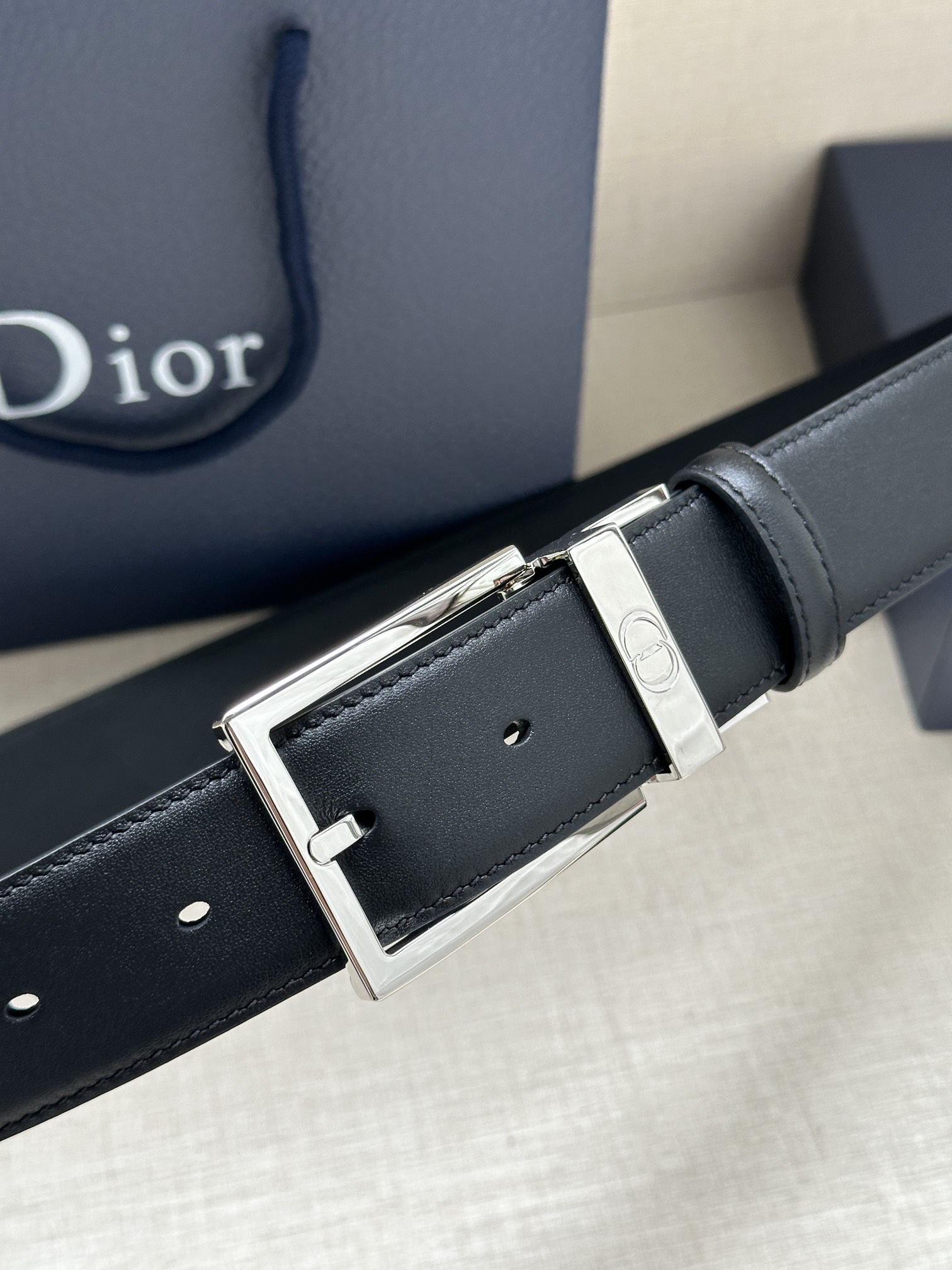 宽度3.5cm 这款35毫米腰带融合优雅气质与摩登风范。双面设计，一面为黑色光滑牛皮革，另一面为棕色纯色