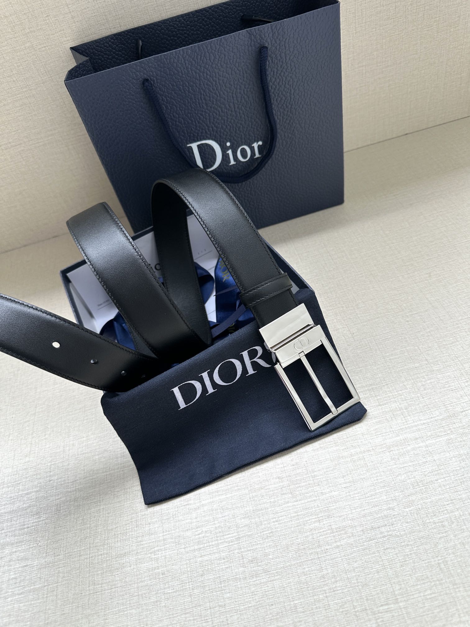 宽度3.5cm 这款35毫米腰带融合优雅气质与摩登风范。双面设计，一面为黑色光滑牛皮革，另一面为棕色纯色