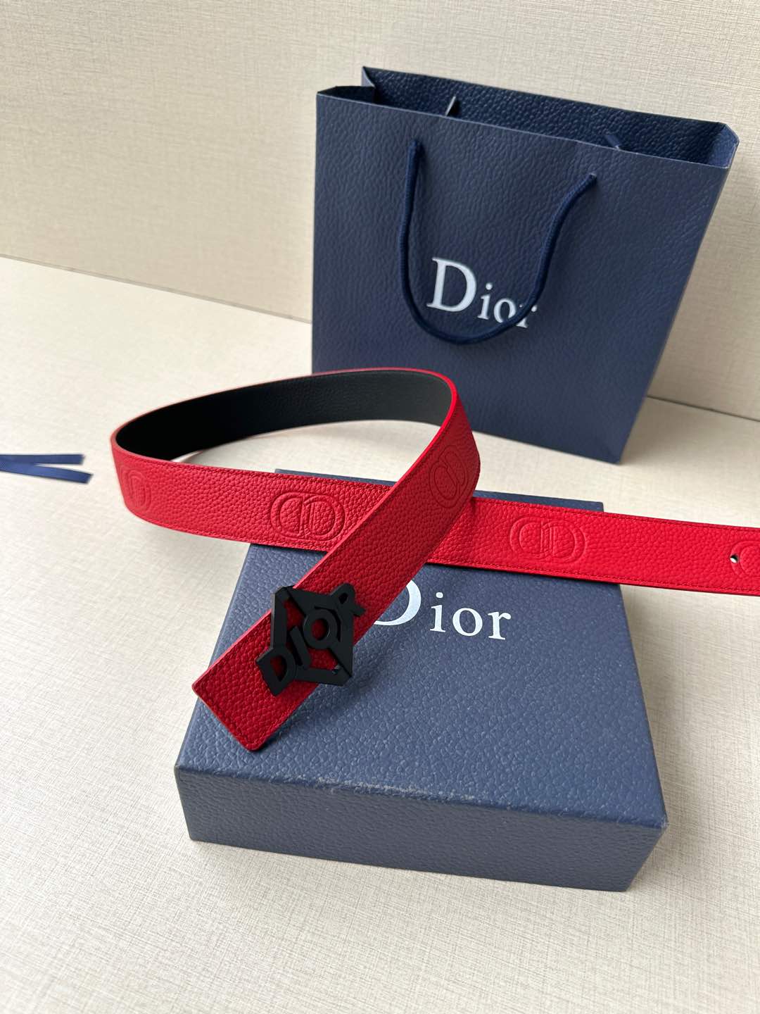 宽度3.5cm 这款 35 毫米双面腰带结合典雅气质与摩登风范。双面均采用粒面牛皮革精心制作，一面为黑色