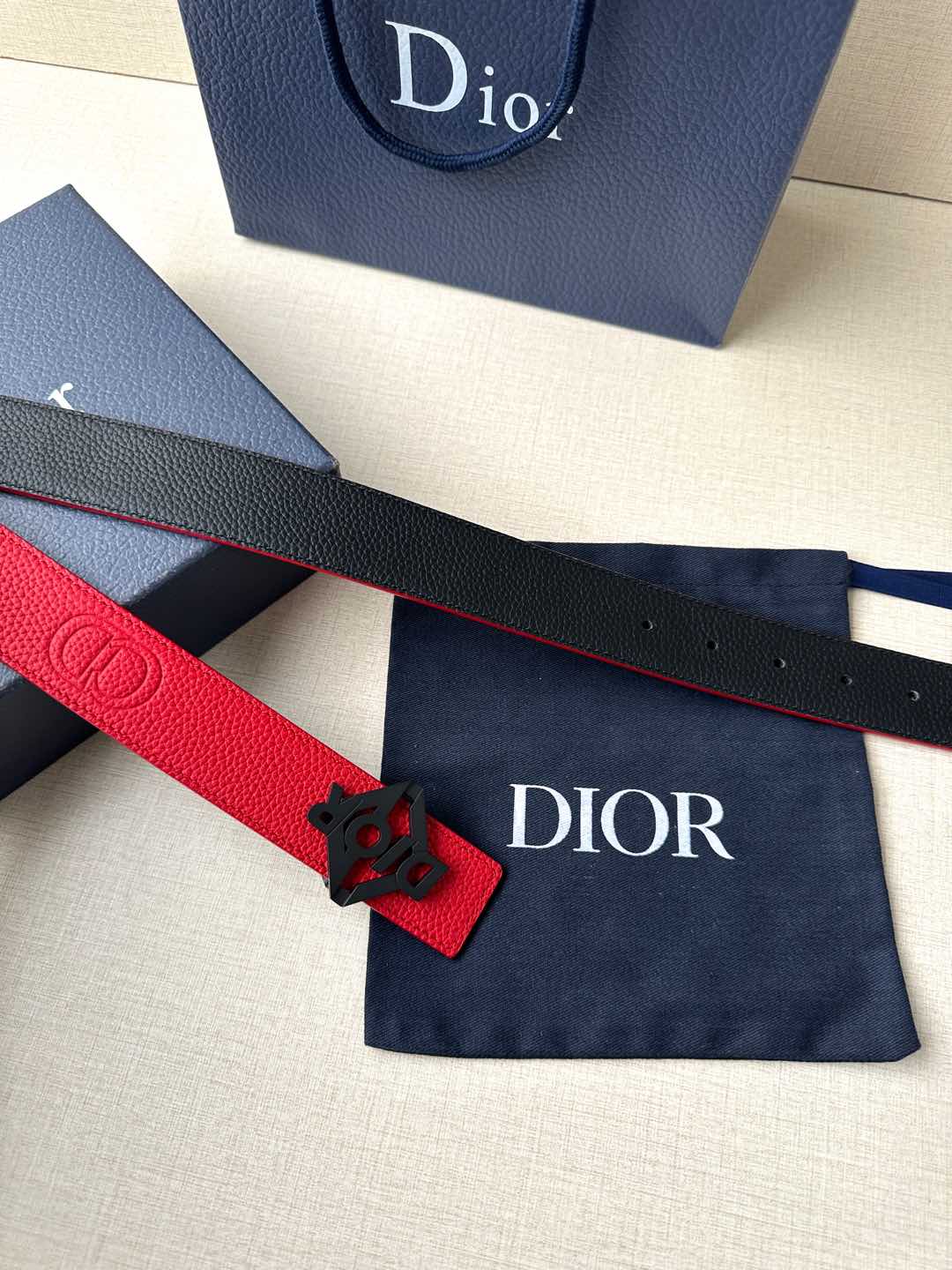 宽度3.5cm 这款 35 毫米双面腰带结合典雅气质与摩登风范。双面均采用粒面牛皮革精心制作，一面为黑色