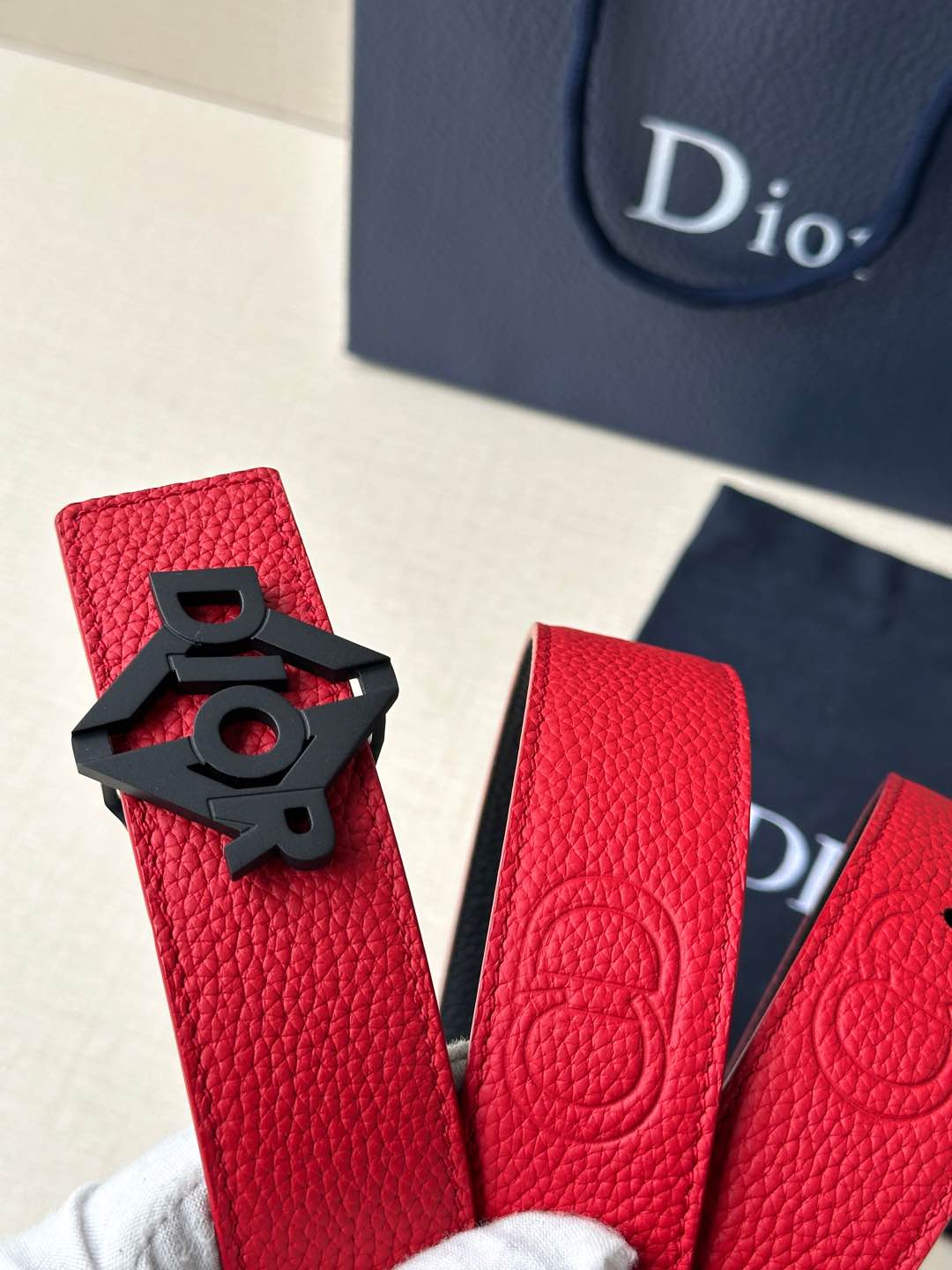 宽度3.5cm 这款 35 毫米双面腰带结合典雅气质与摩登风范。双面均采用粒面牛皮革精心制作，一面为黑色