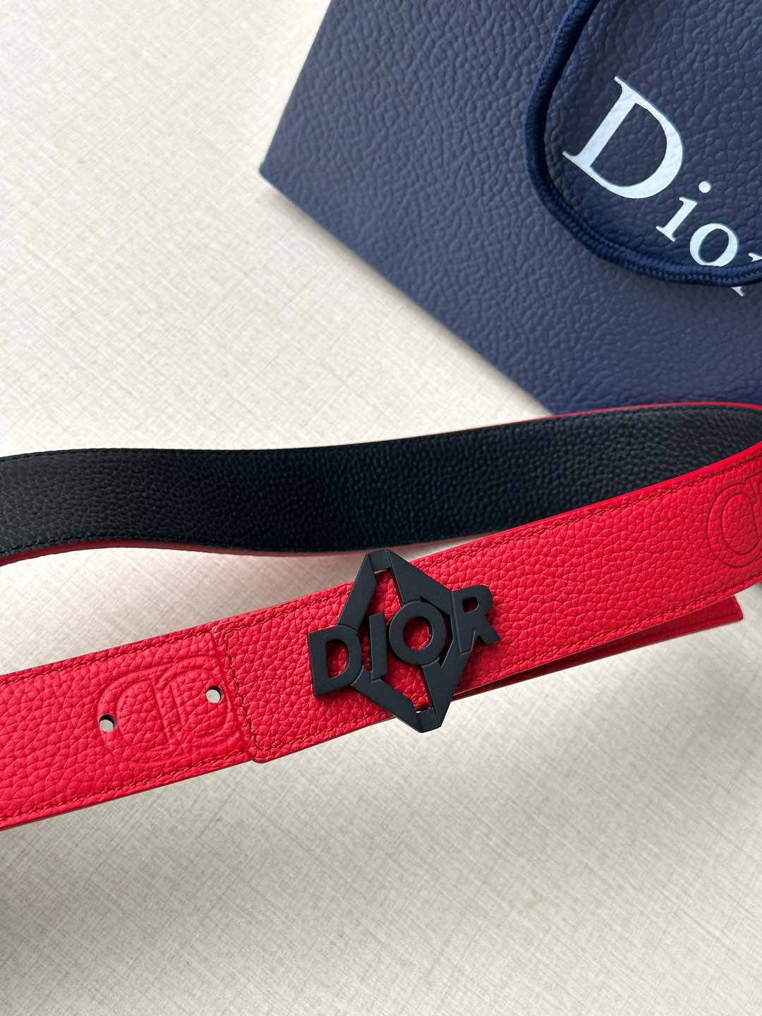 宽度3.5cm 这款 35 毫米双面腰带结合典雅气质与摩登风范。双面均采用粒面牛皮革精心制作，一面为黑色