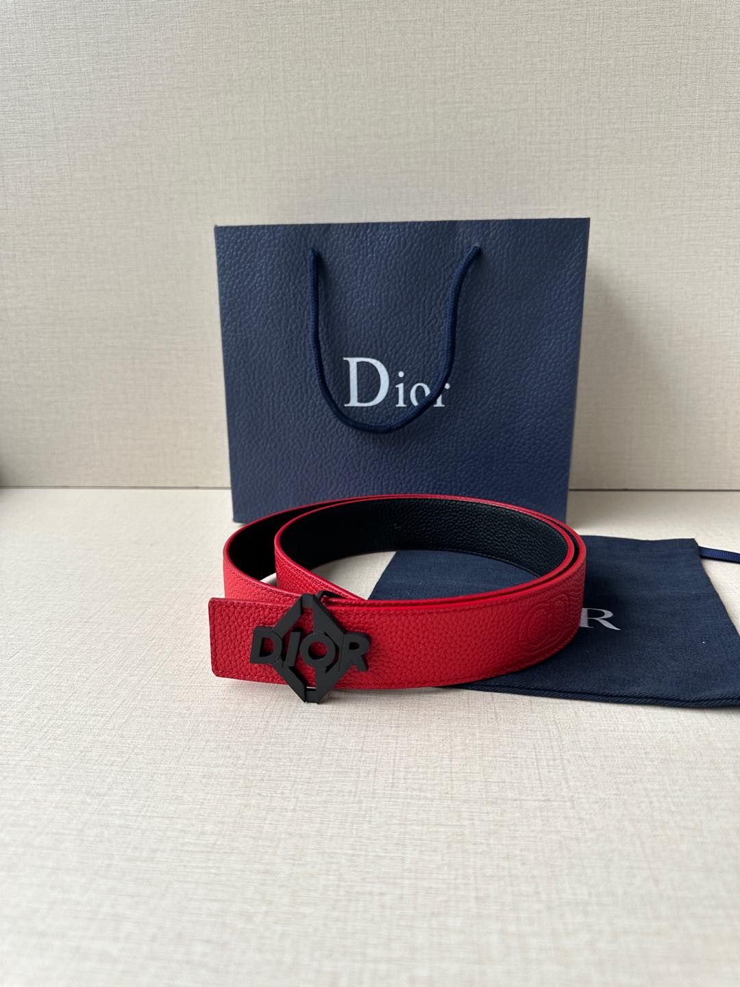 宽度3.5cm 这款 35 毫米双面腰带结合典雅气质与摩登风范。双面均采用粒面牛皮革精心制作，一面为黑色