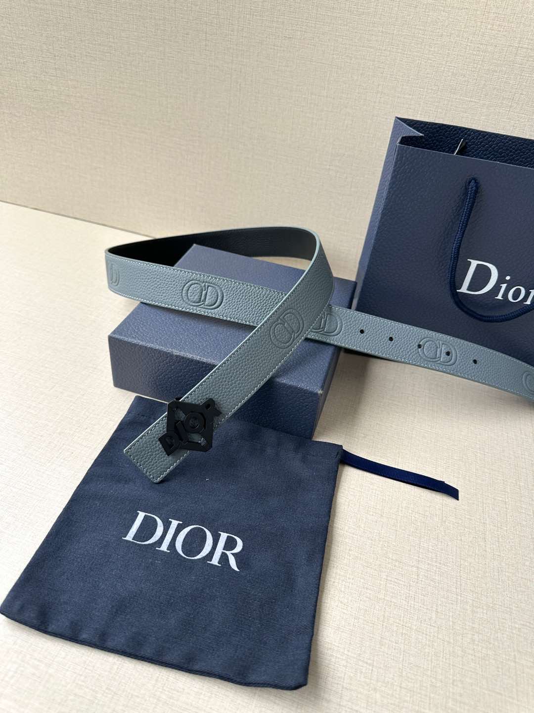 宽度3.5cm 这款 35 毫米双面腰带结合典雅气质与摩登风范。双面均采用粒面牛皮革精心制作，一面为黑色