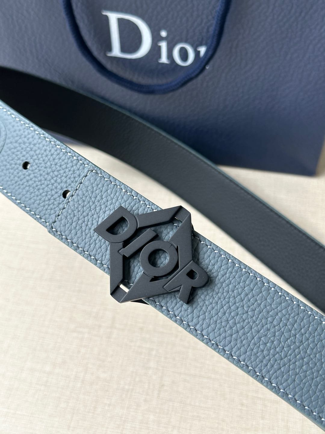 宽度3.5cm 这款 35 毫米双面腰带结合典雅气质与摩登风范。双面均采用粒面牛皮革精心制作，一面为黑色