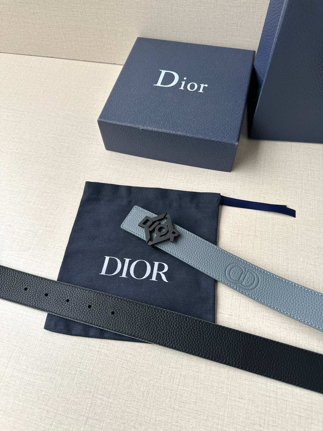 宽度3.5cm 这款 35 毫米双面腰带结合典雅气质与摩登风范。双面均采用粒面牛皮革精心制作，一面为黑色