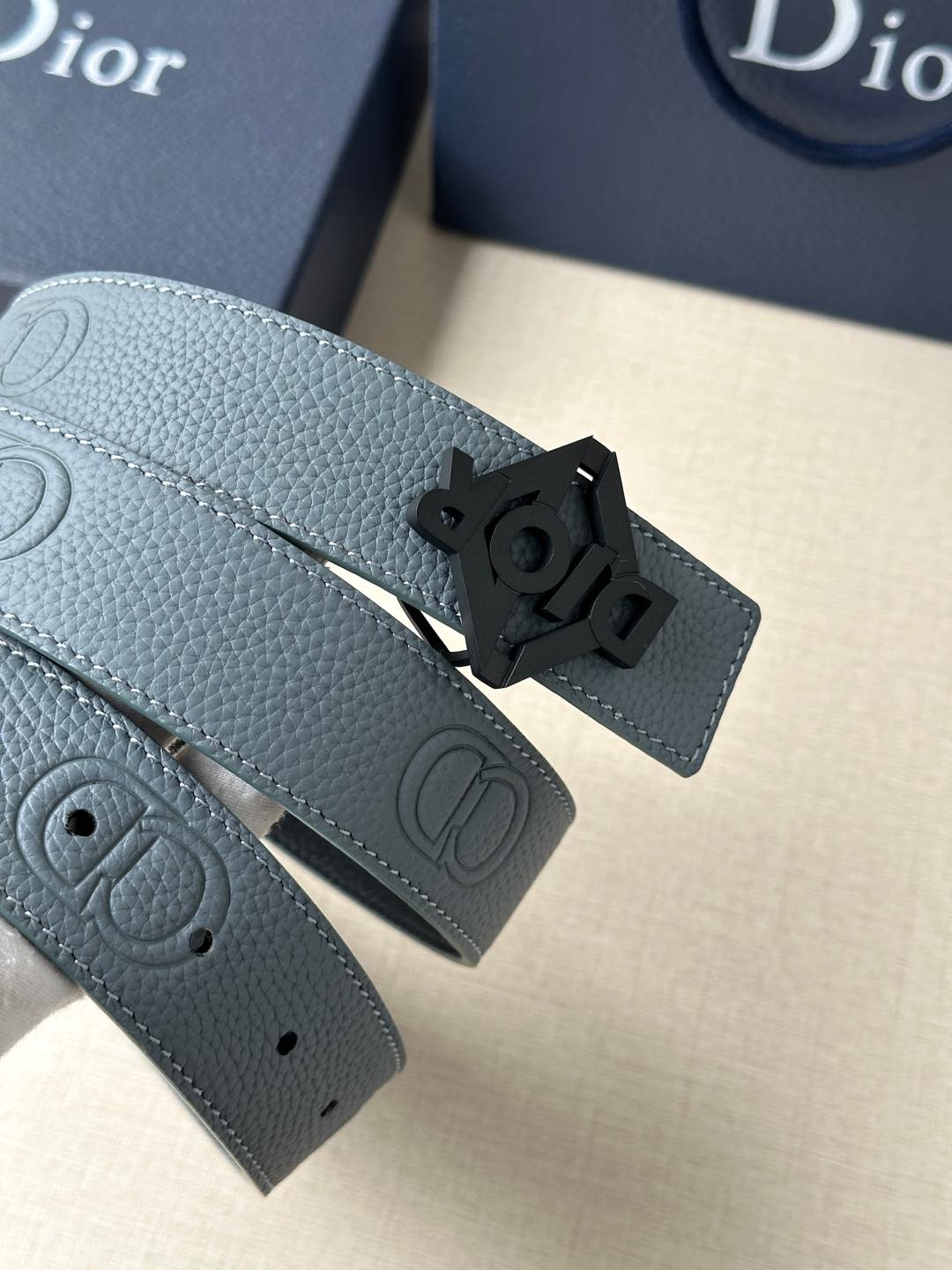 宽度3.5cm 这款 35 毫米双面腰带结合典雅气质与摩登风范。双面均采用粒面牛皮革精心制作，一面为黑色