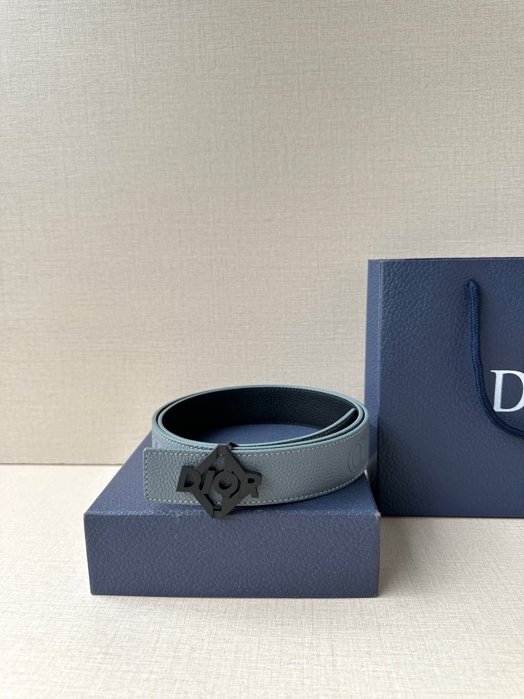 宽度3.5cm 这款 35 毫米双面腰带结合典雅气质与摩登风范。双面均采用粒面牛皮革精心制作，一面为黑色