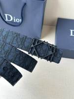 Dior Breite 3,5 cm Diese Edelstahl -Metallgürtelschnalle ist ein neues Produkt in der saisonalen Herren -Kleidungserie, das Diors klassisches Rattan -Check -Muster zeigt. Es kann mit verschiedenen 35 -mm -Gürteln übereinstimmen, um den klassischen Stil hervorzuheben. 1 Dior Breite 3,5 cm Diese Edelstahl -Metallgürtelschnalle ist ein neues Produkt in der saisonalen Herren -Kleidungserie, das Diors klassisches Rattan -Check -Muster zeigt. Es kann mit verschiedenen 35 -mm -Gürteln übereinstimmen, um den klassischen Stil hervorzuheben.