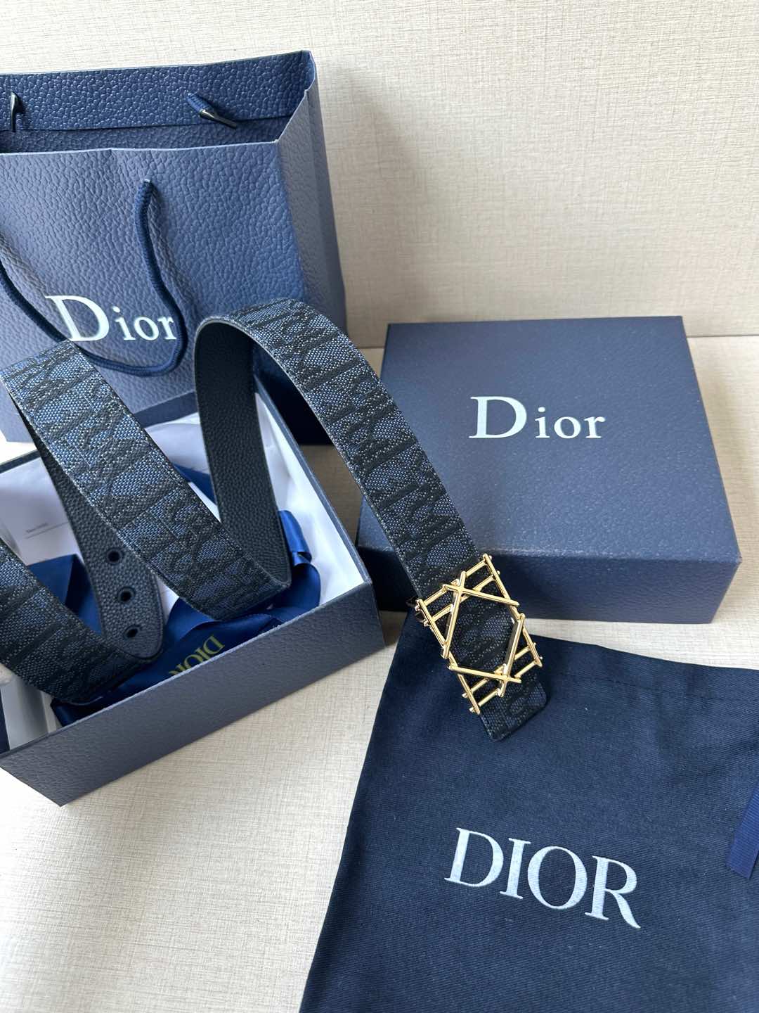 DIOR 宽度3.5cm 这款不锈钢金属腰带扣