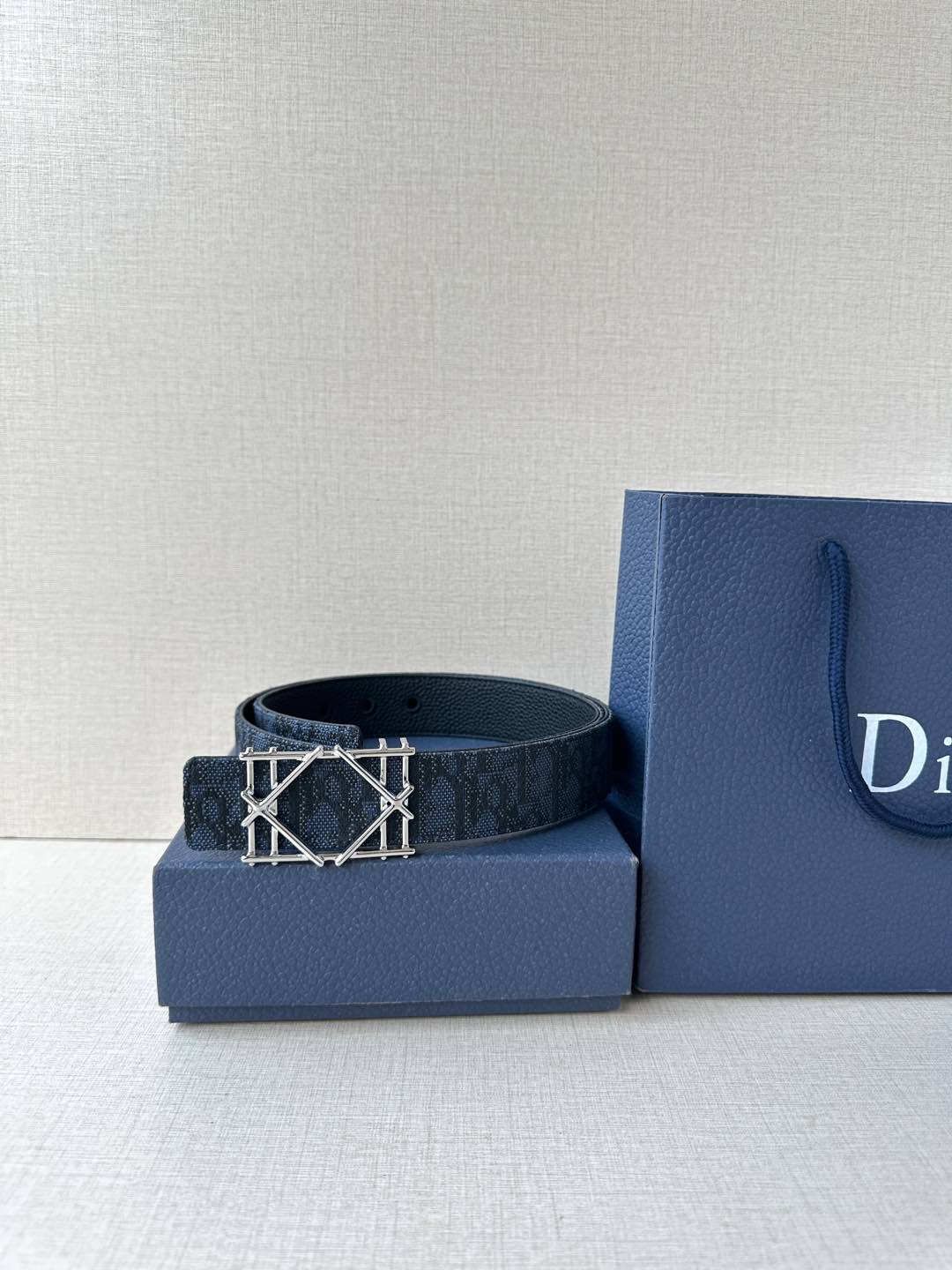 DIOR 宽度3.5cm 这款不锈钢金属腰带扣