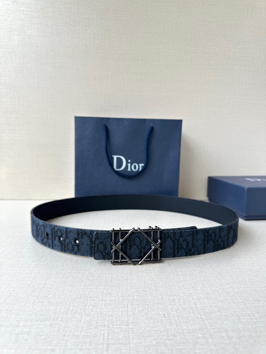 DIOR 宽度3.5cm 这款不锈钢金属腰带扣