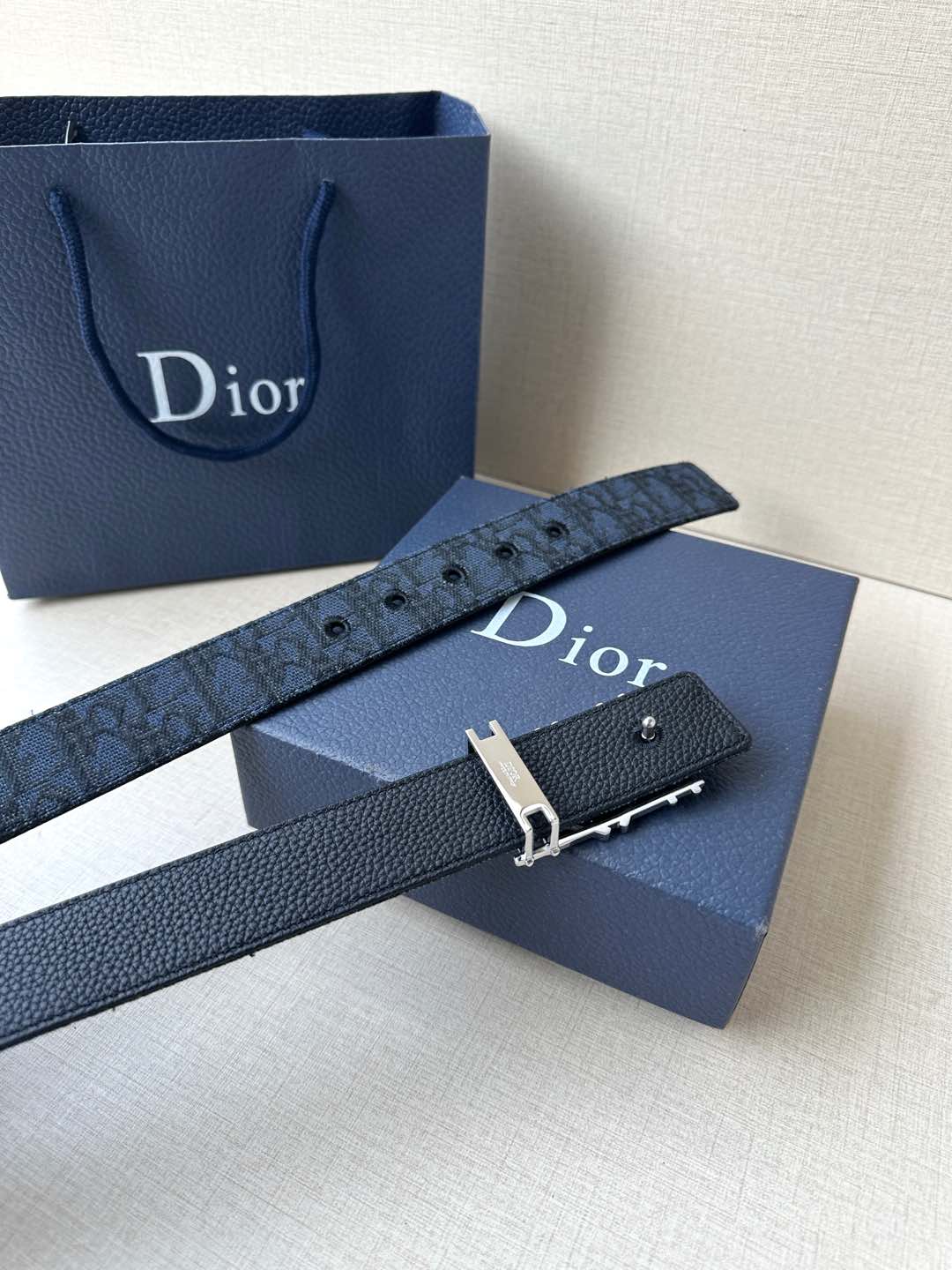 DIOR 宽度3.5cm 这款不锈钢金属腰带扣