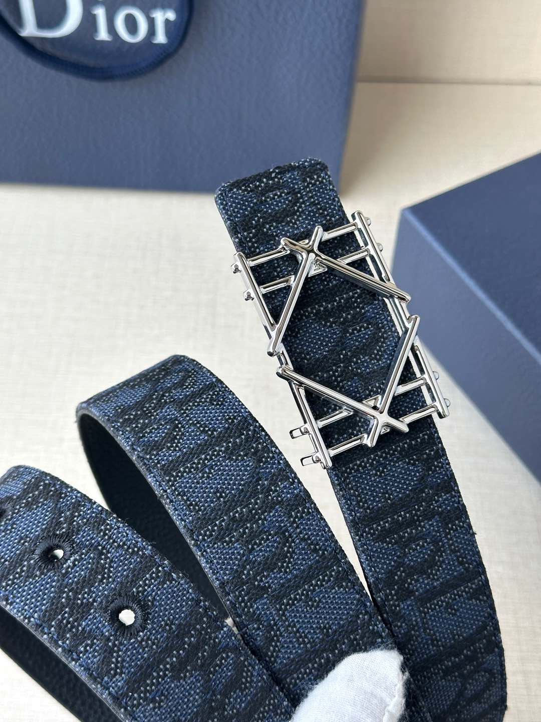 DIOR 宽度3.5cm 这款不锈钢金属腰带扣