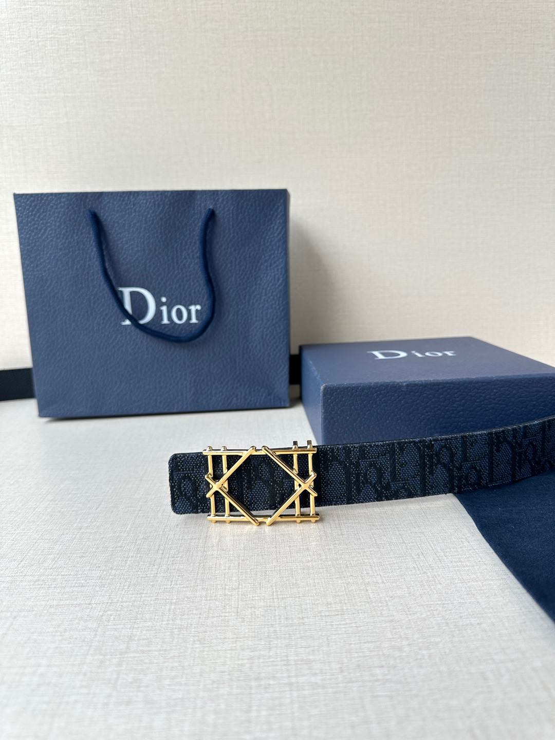 DIOR 宽度3.5cm 这款不锈钢金属腰带扣