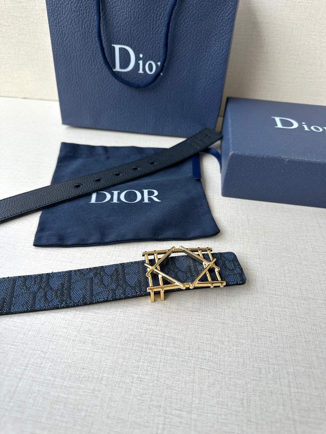 DIOR 宽度3.5cm 这款不锈钢金属腰带扣