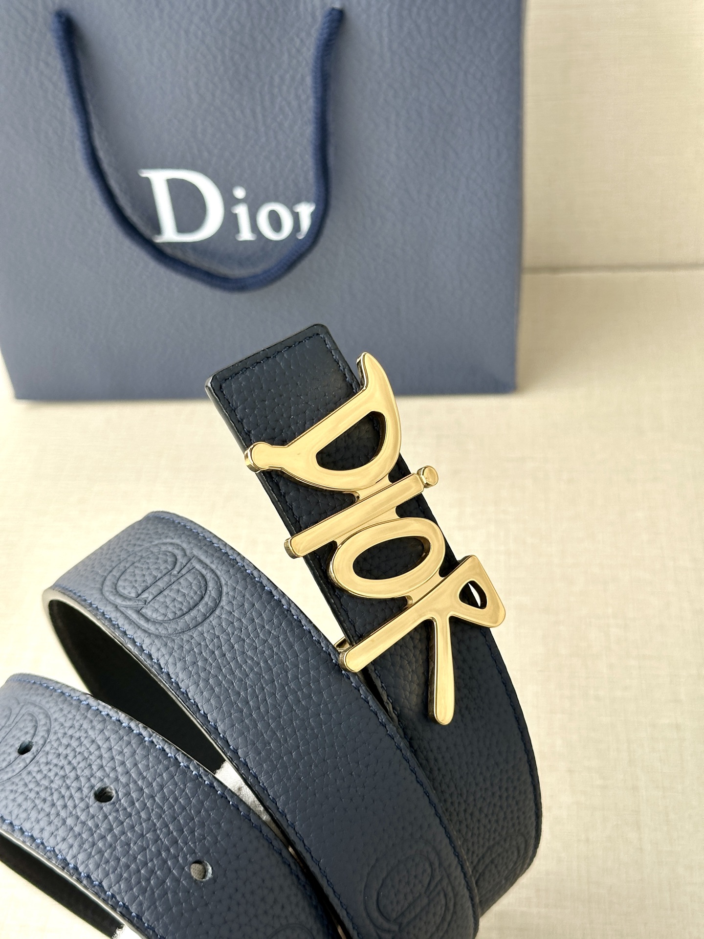  Dior 这款双面腰带结合典雅气质与摩登风范。双面均采用粒面牛皮革精心制作，一面为黑色，另一面多色可选